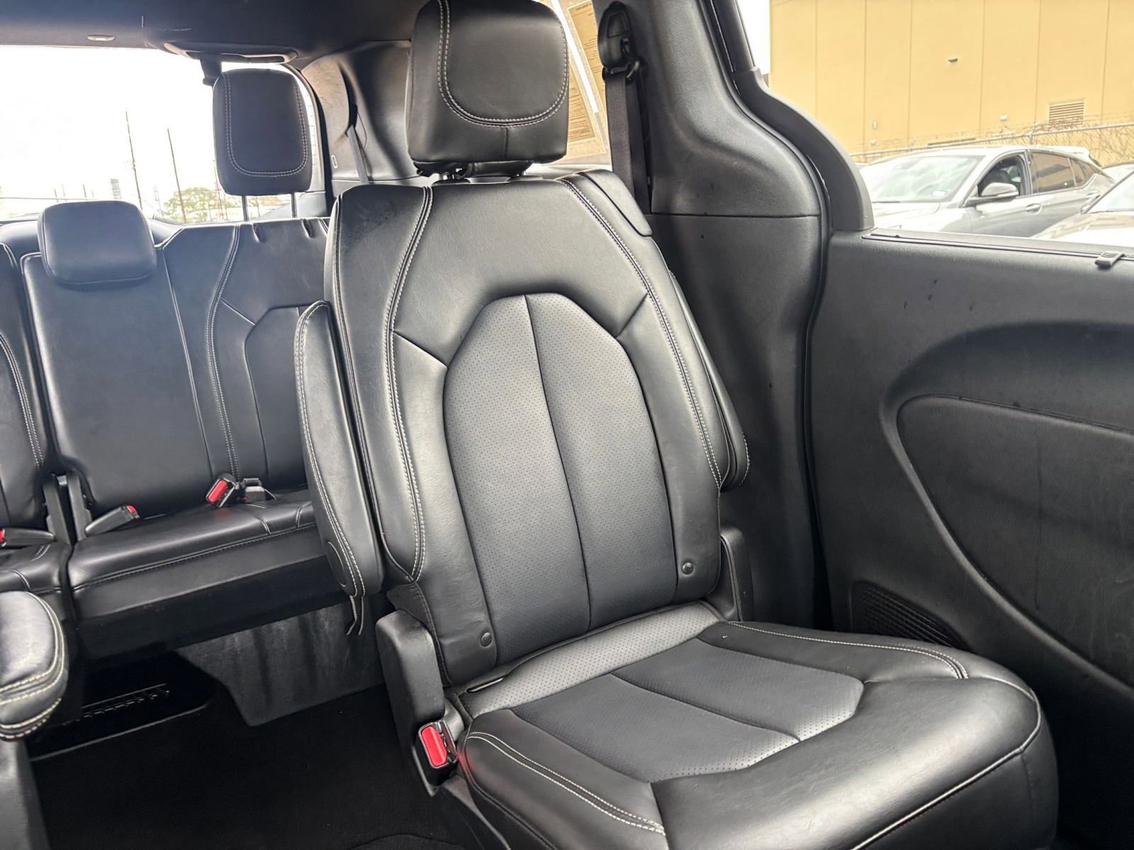 Used 2025 Chrysler Pacifica Select image 34