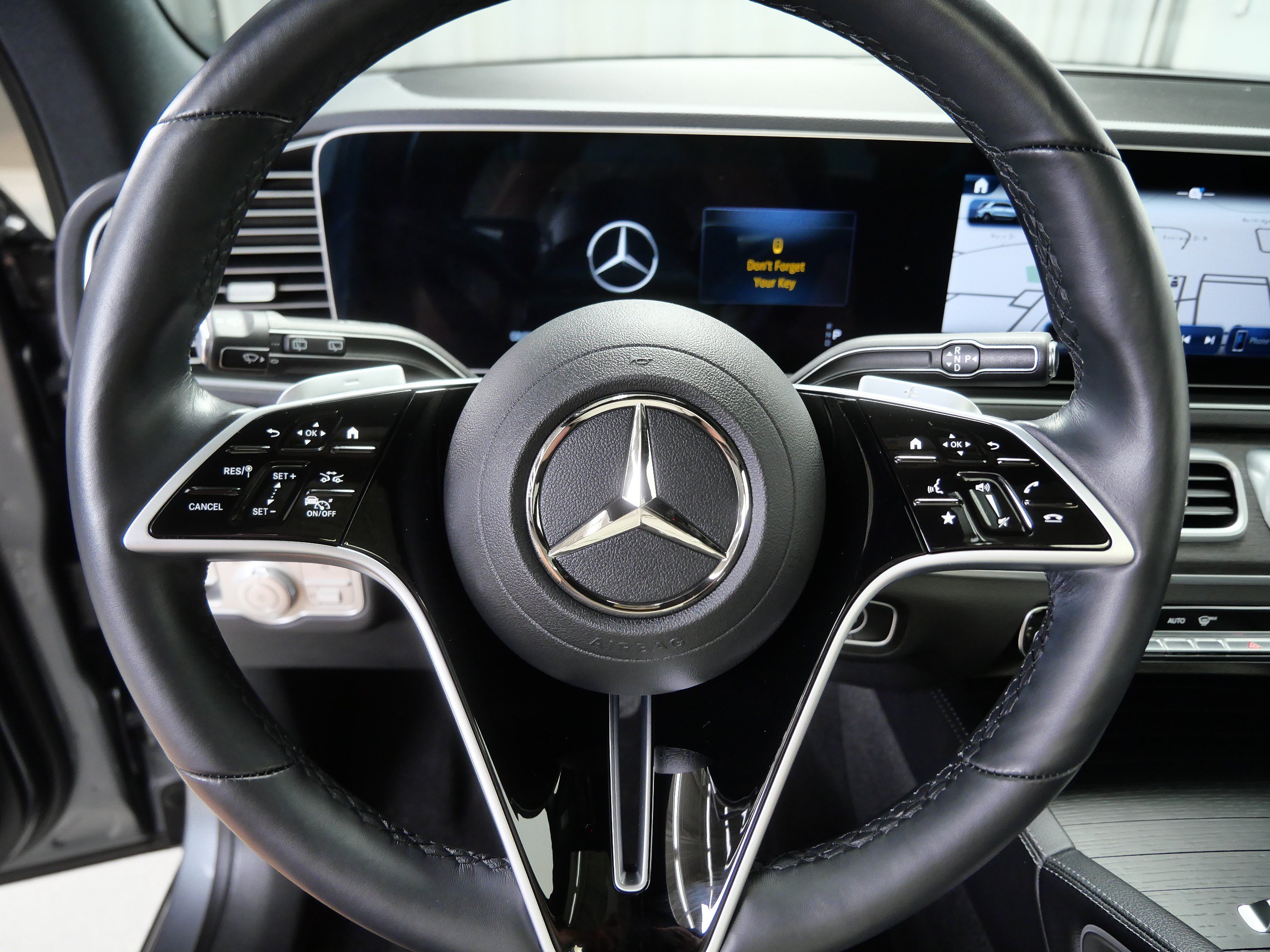 Certified 2025 Mercedes-Benz GLE 450e 4MATIC w/ Driver Assistance Package image 24