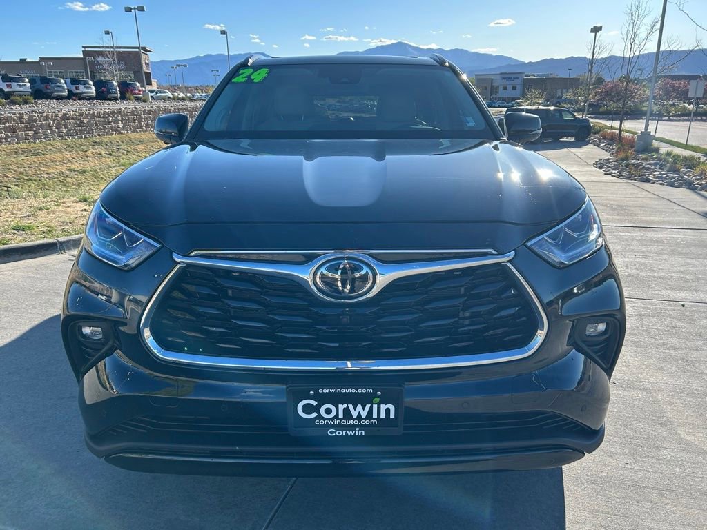 Used 2024 Toyota Highlander Platinum FWD image 2