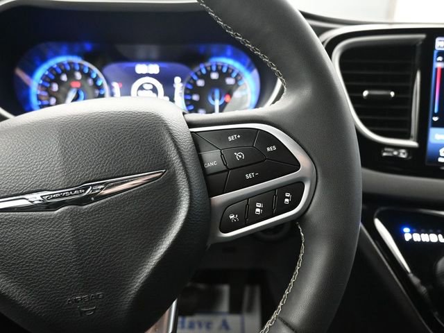 Used 2025 Chrysler Pacifica Select image 19