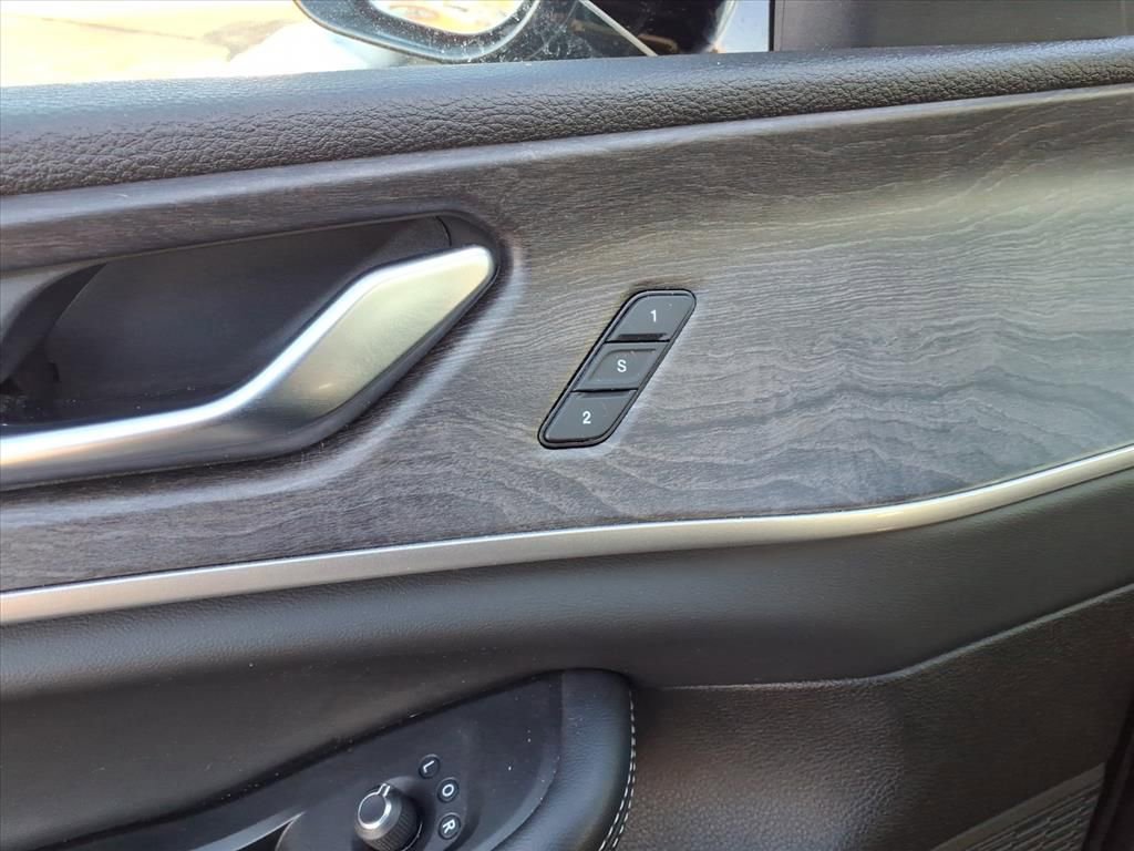 Certified 2025 Jeep Grand Cherokee L Limited w/ Black Appearance Package image 7