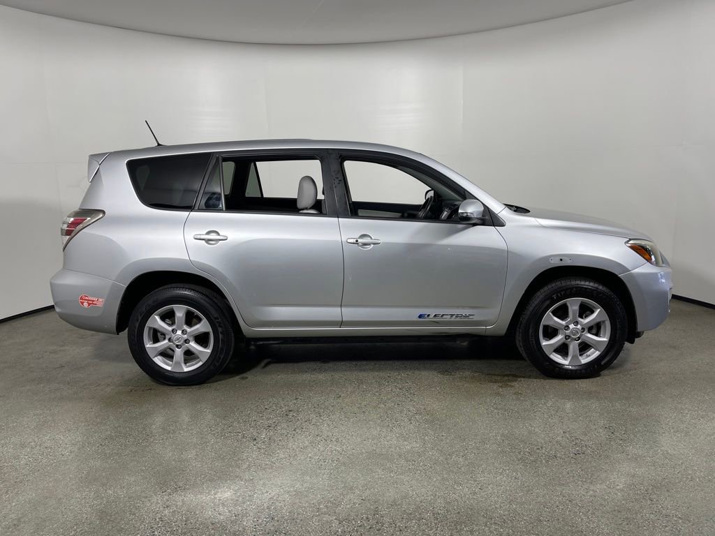 Used 2014 Toyota RAV4 EV image 2