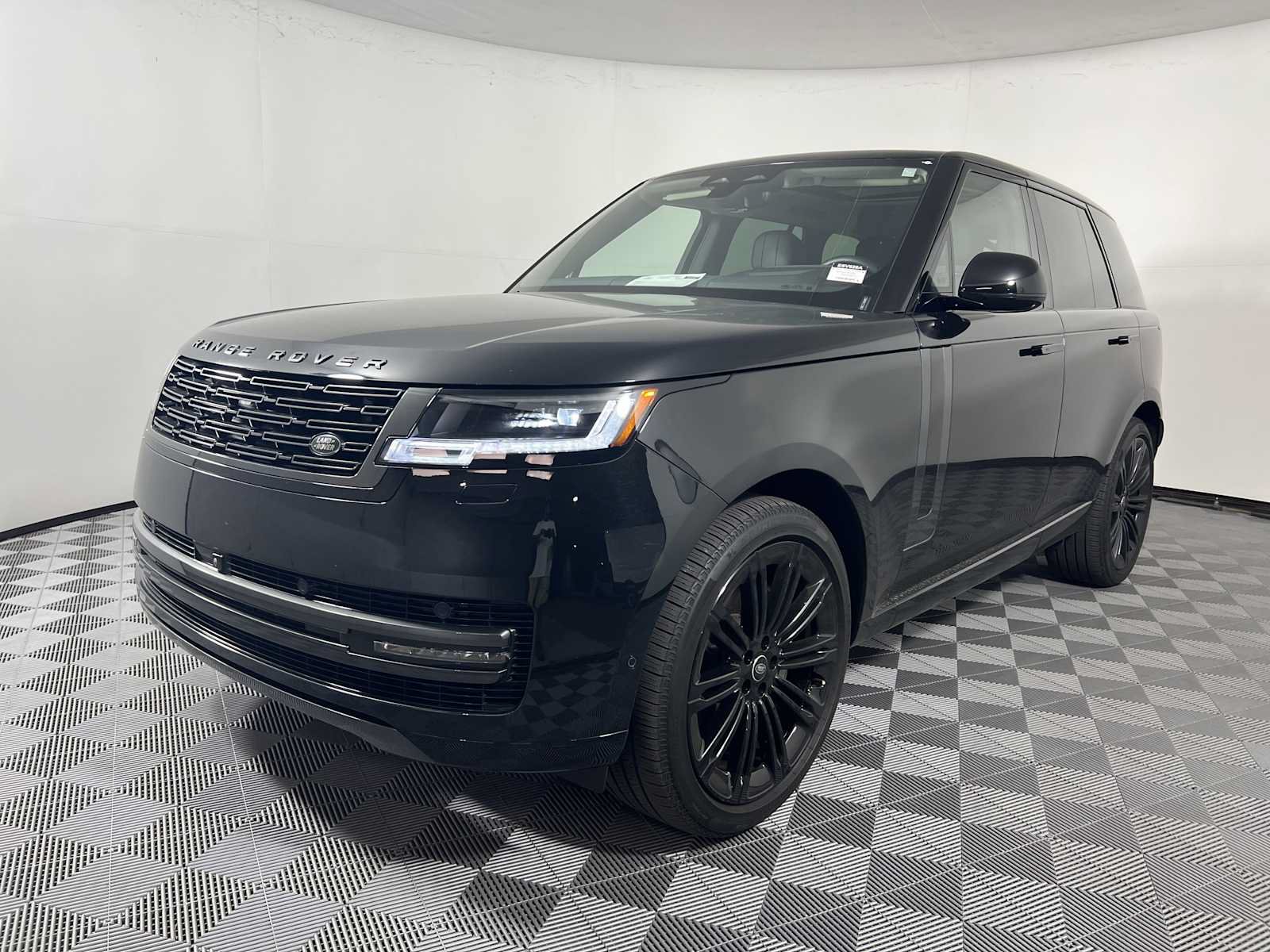 Used 2025 Land Rover Range Rover SE AWD/4WD image 3