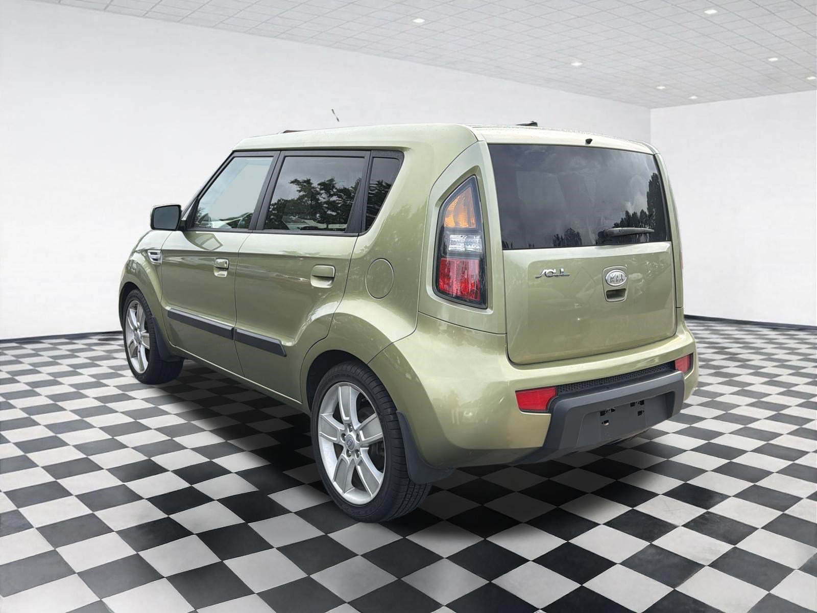 Used 2010 Kia Soul ! FWD image 6