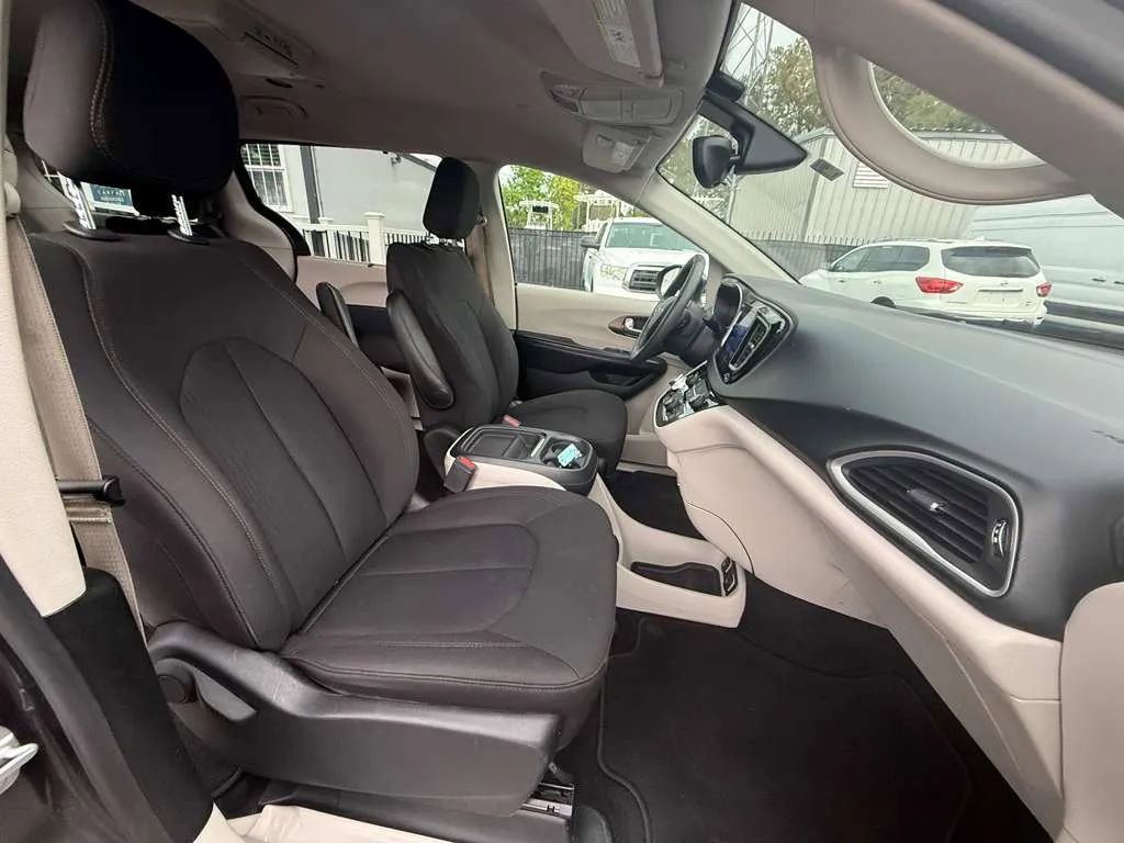 Used 2017 Chrysler Pacifica Touring Plus w/ Tire & Wheel Group image 20