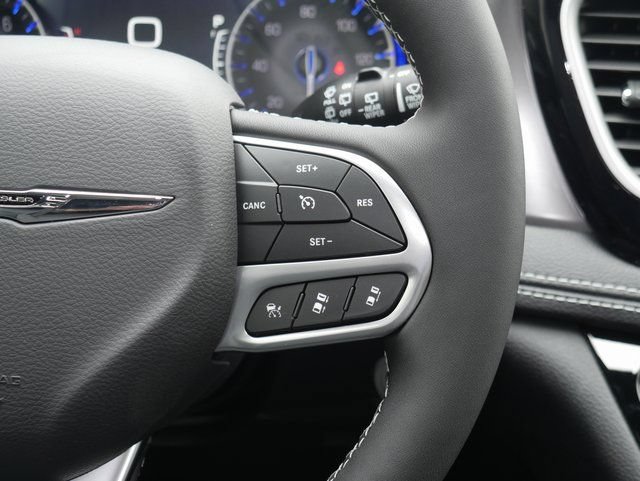 New 2026 Chrysler Pacifica Select AWD/4WD image 18