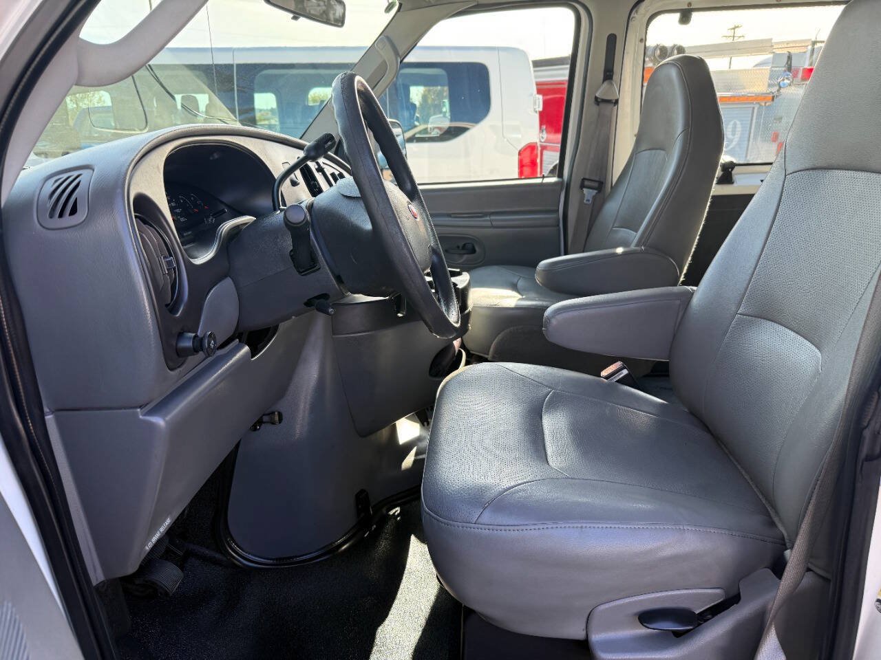 Used 2006 Ford E-350 and Econoline 350 Super Duty RWD image 18