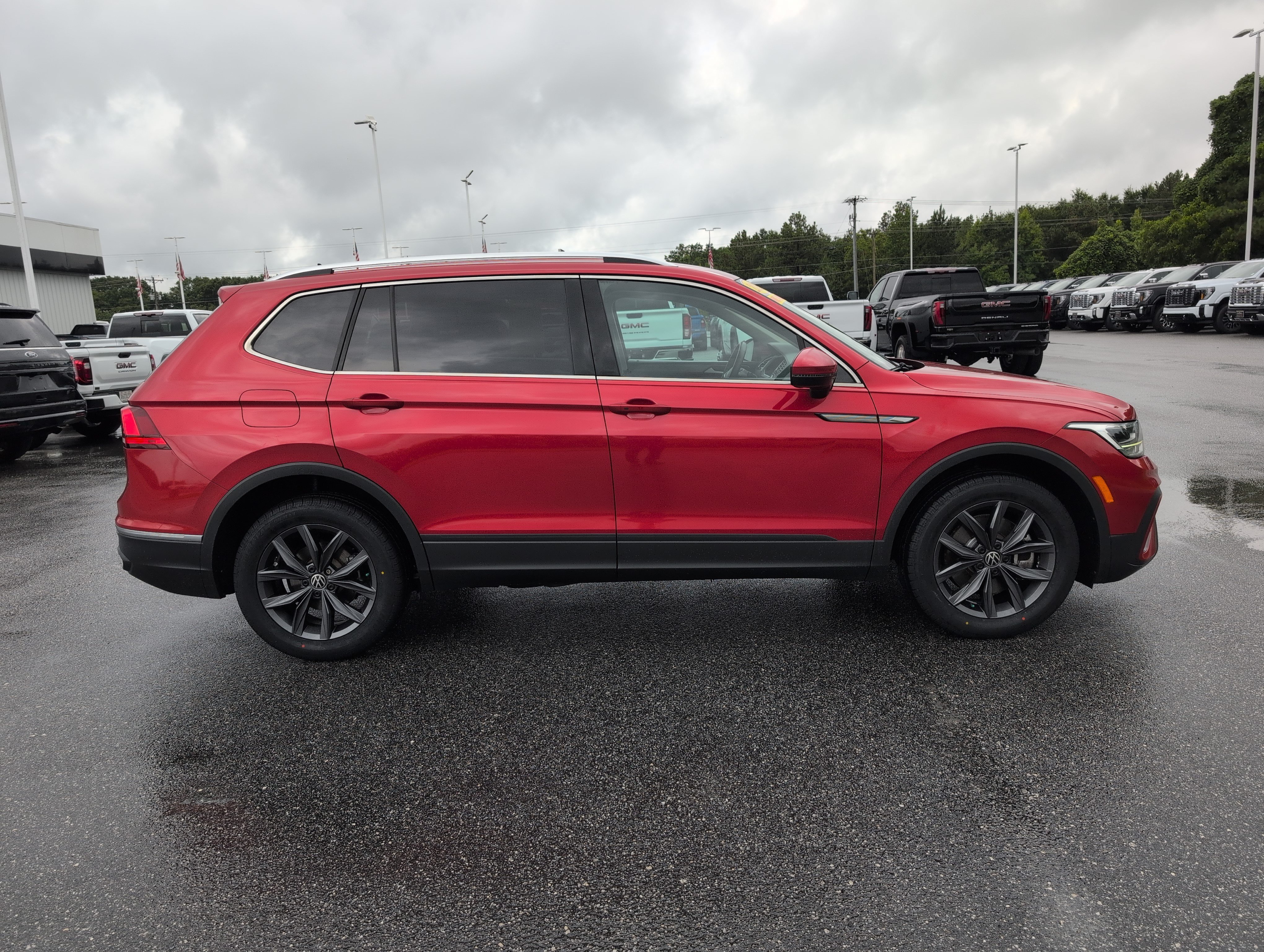 Used 2023 Volkswagen Tiguan SE FWD image 8