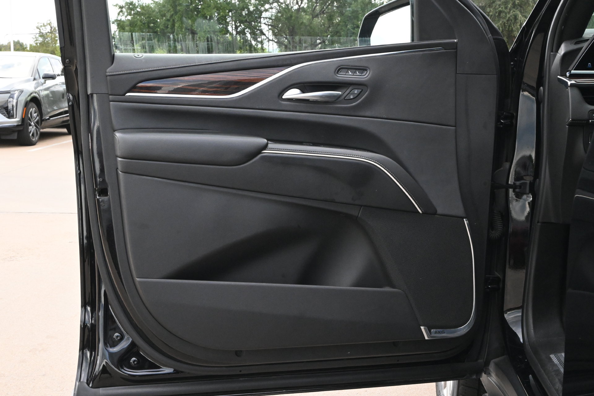 Certified 2022 Cadillac Escalade ESV Luxury RWD image 18