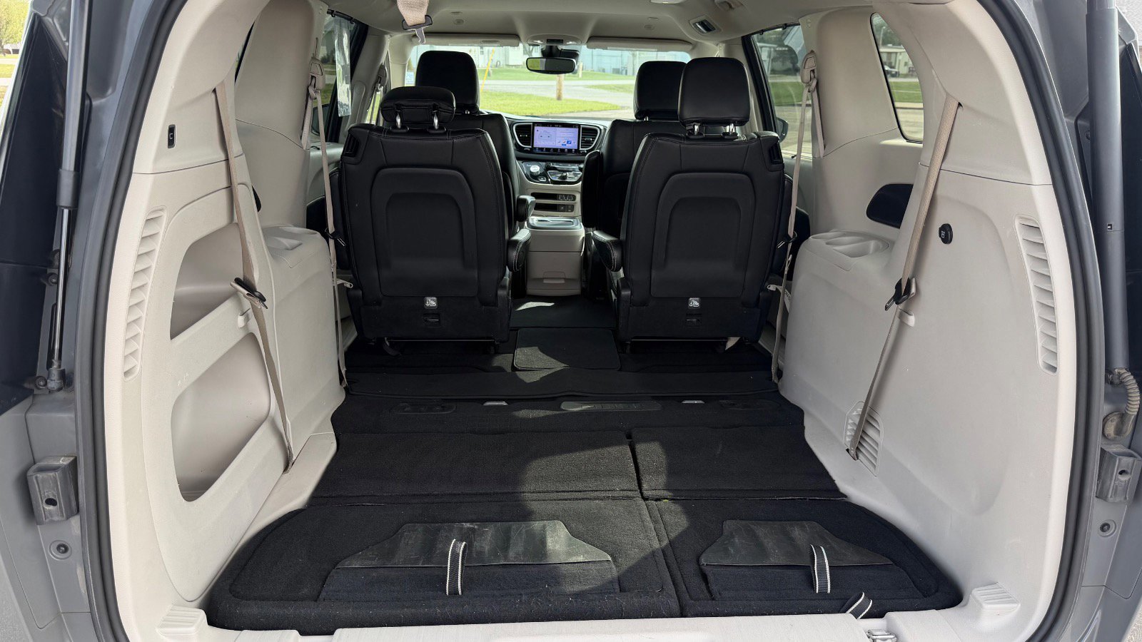 Used 2022 Chrysler Pacifica Touring-L FWD image 8