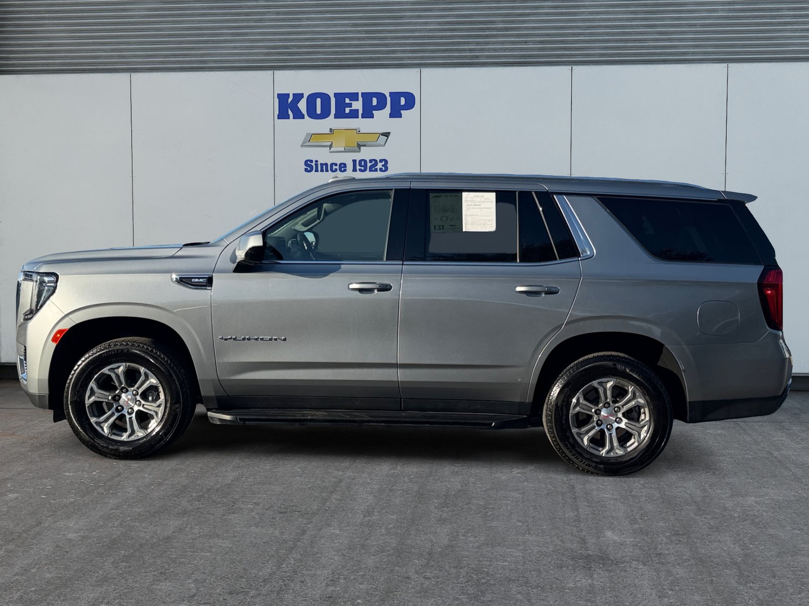 Used 2024 GMC Yukon SLE RWD image 2