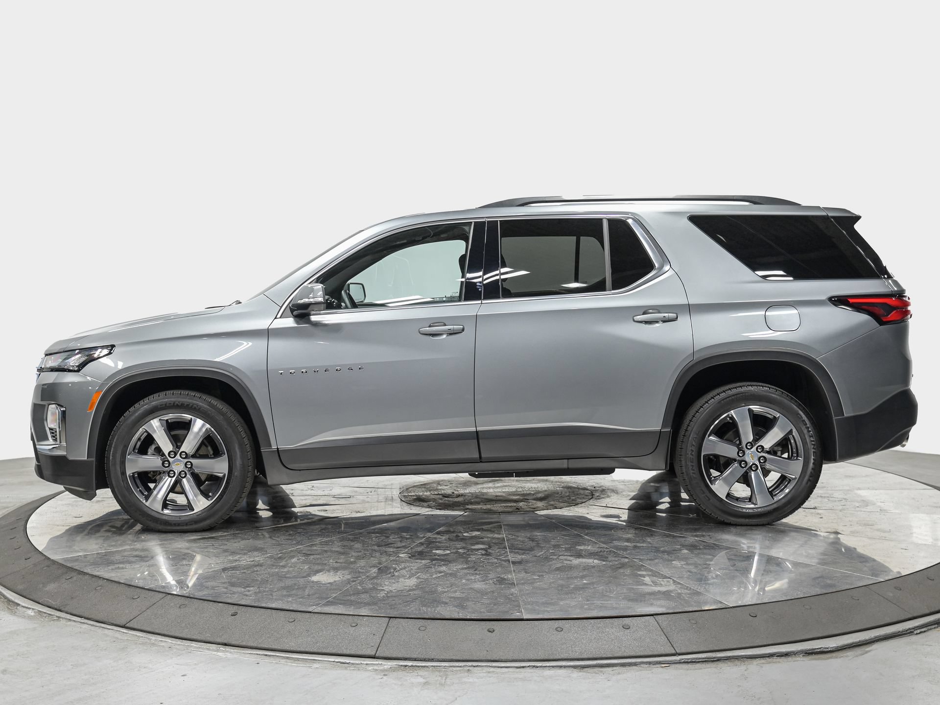 Used 2023 Chevrolet Traverse LT w/ LT Premium Package AWD/4WD image 2