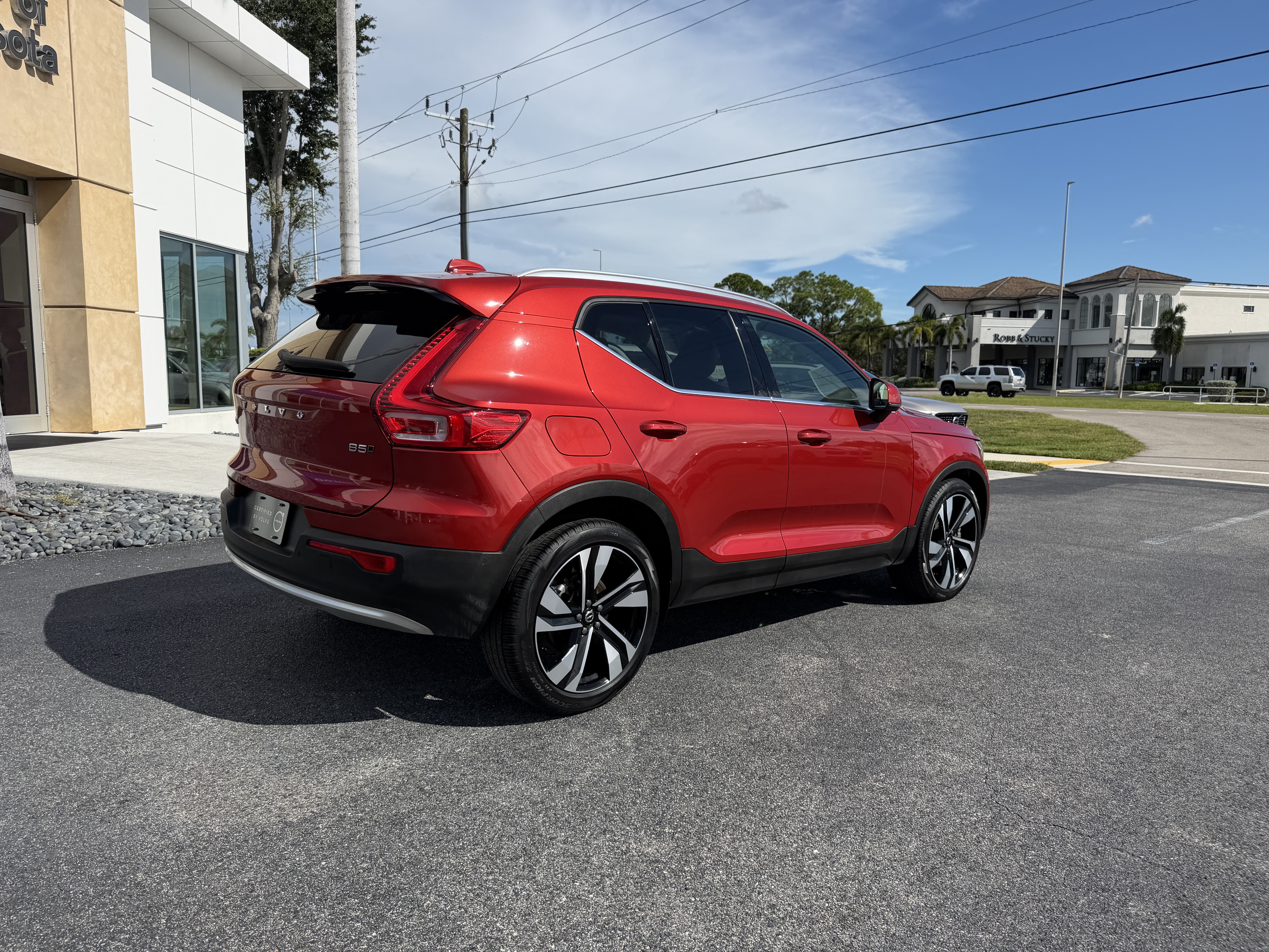 Certified 2023 Volvo XC40 B5 Plus w/ Driver Assist Package AWD/4WD image 3