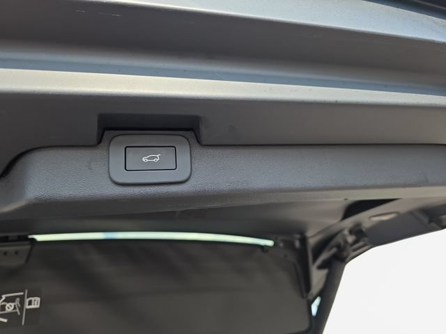 Used 2025 Land Rover Discovery S AWD/4WD image 17