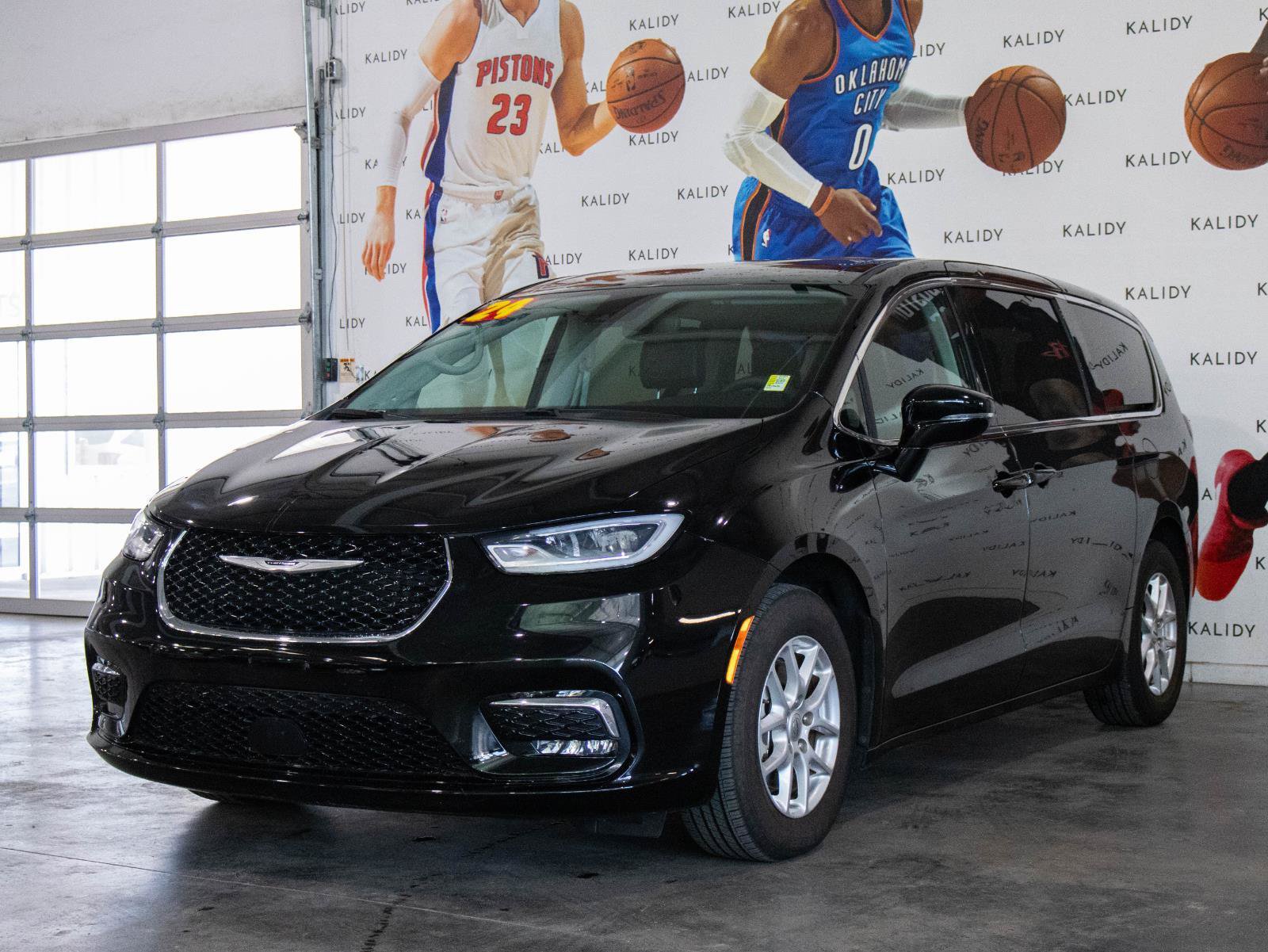 Used 2024 Chrysler Pacifica Touring-L FWD image 20