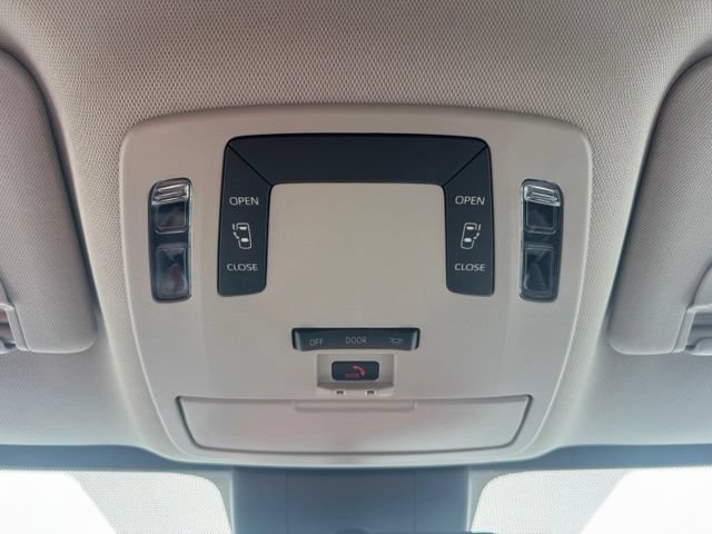 Used 2025 Toyota Sienna LE AWD/4WD image 28