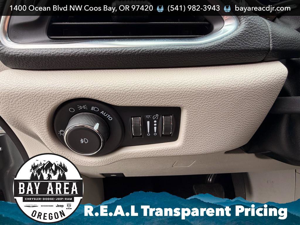 Used 2023 Chrysler Pacifica Limited FWD image 19