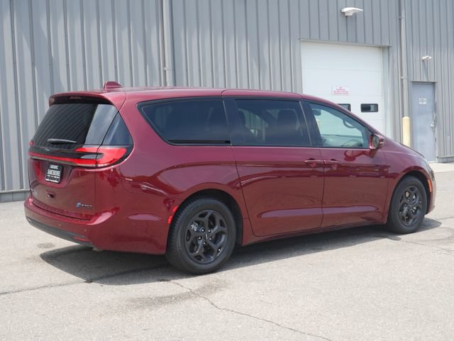 Used 2022 Chrysler Pacifica Limited w/ Uconnect Theater Family Group FWD image 11