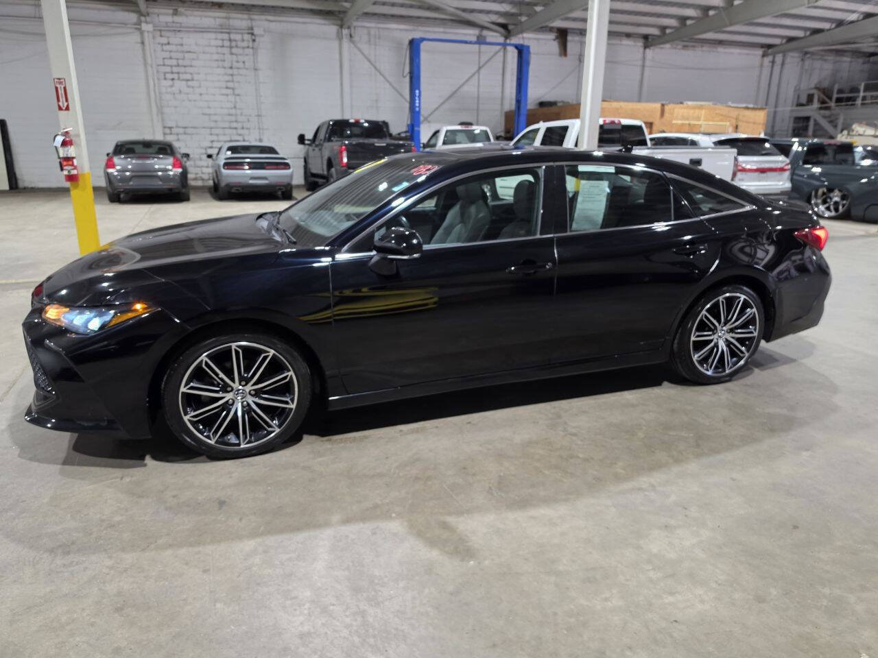 Used 2019 Toyota Avalon XSE w/ All Weather Liner Package FWD image 3
