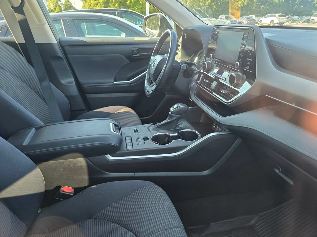 Used 2022 Toyota Highlander LE AWD/4WD image 12
