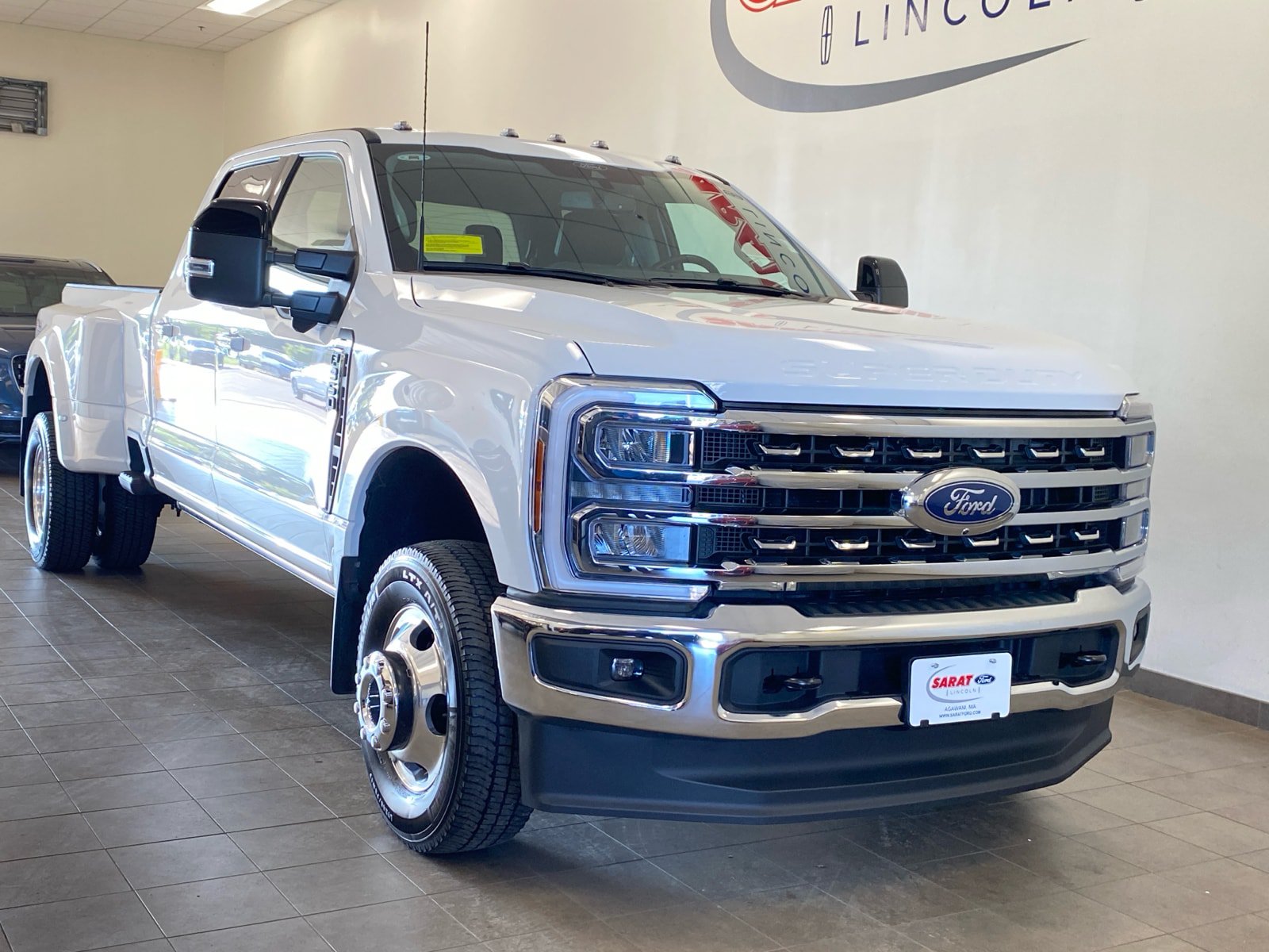 Used 2025 Ford F350 Lariat AWD/4WD image 2