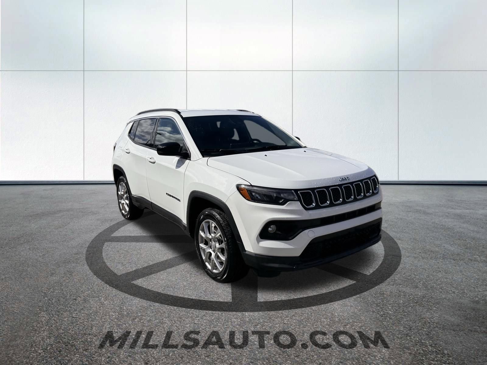 Used 2024 Jeep Compass Latitude image 3