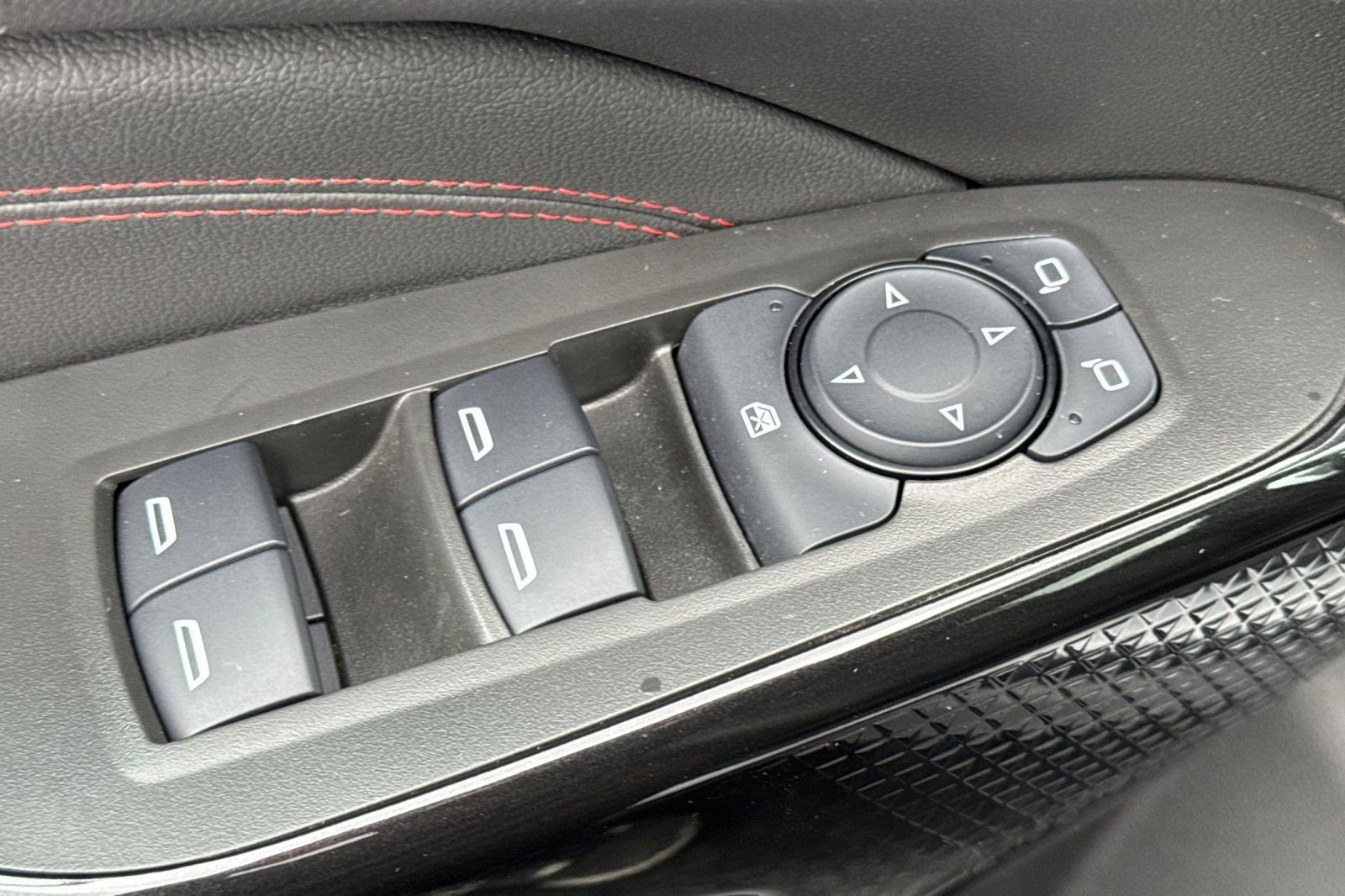 Used 2024 Chevrolet Trax RS w/ Sunroof Package image 11