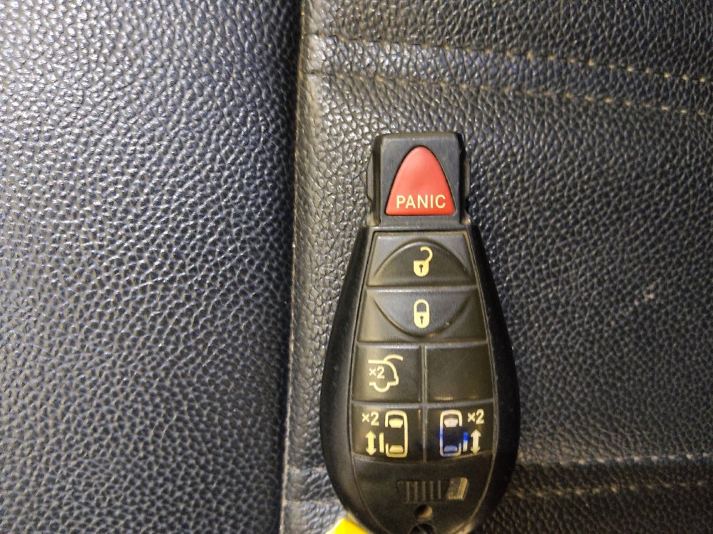 Used 2016 Chrysler Town & Country Touring FWD image 32