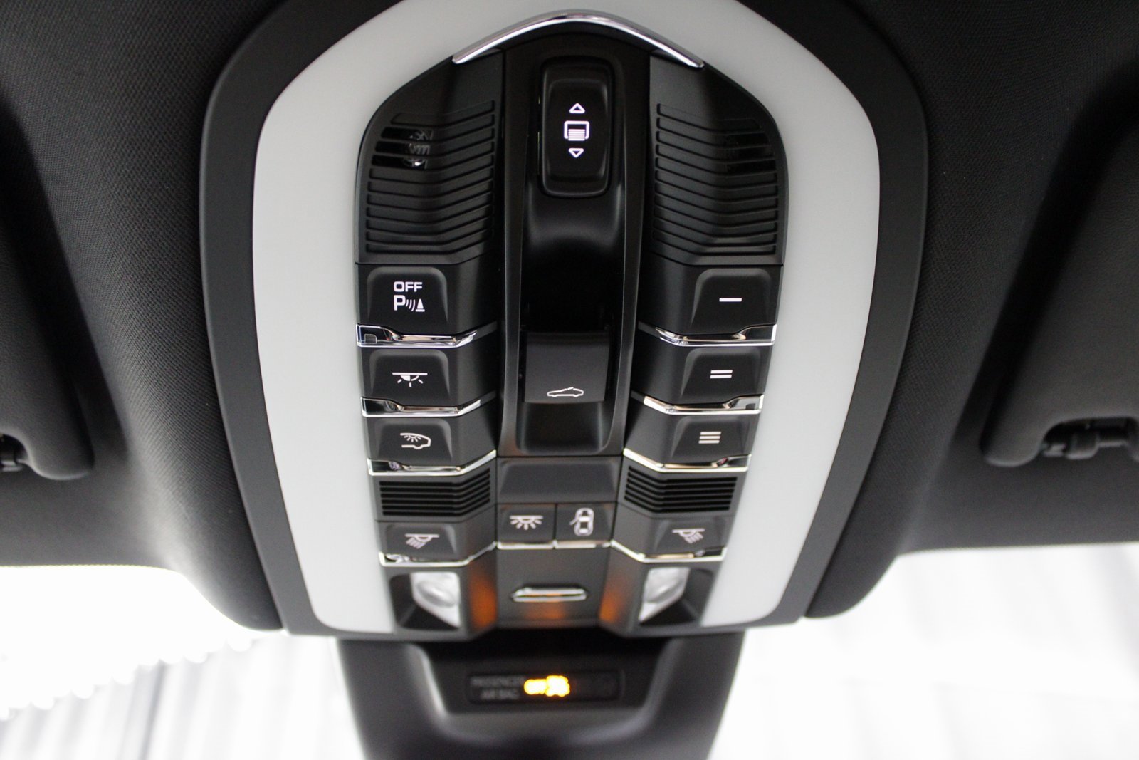 Certified 2025 Porsche Macan image 35