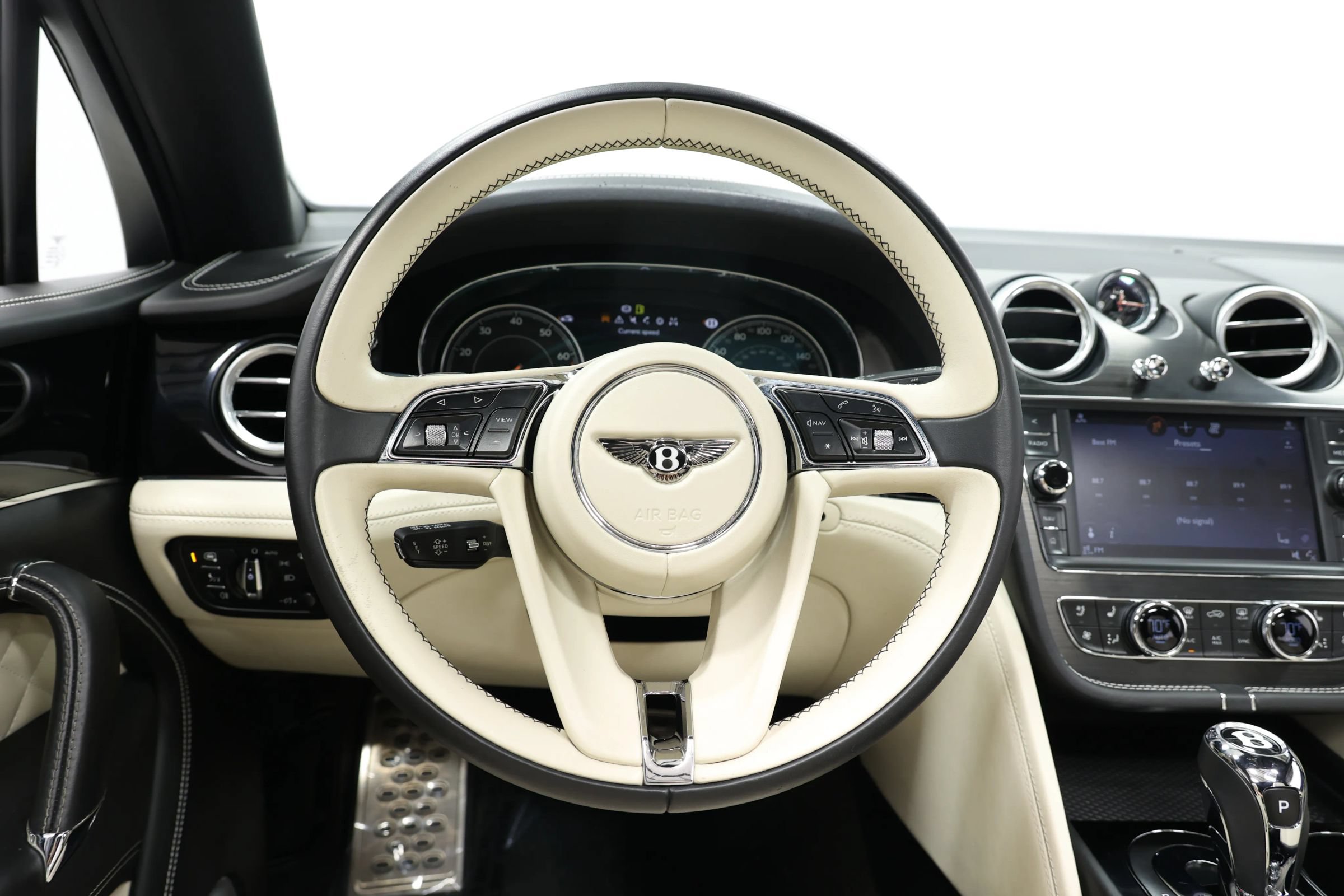 Used 2017 Bentley Bentayga AWD/4WD image 27