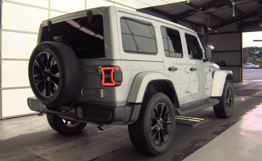 Used 2023 Jeep Wrangler Unlimited Sahara AWD/4WD image 3