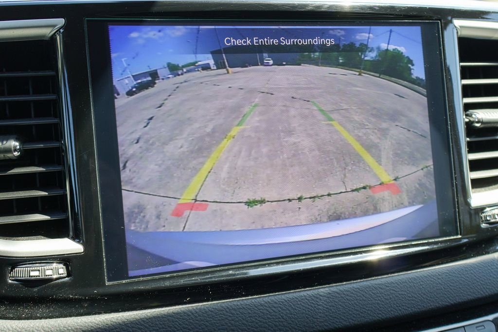 Used 2024 Chrysler Pacifica Touring-L image 4