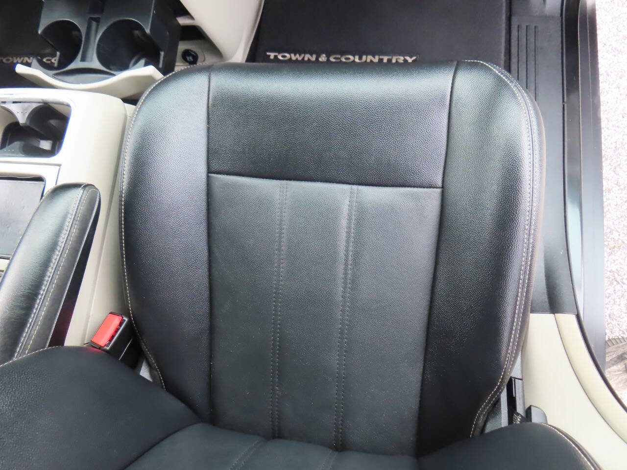 Used 2014 Chrysler Town & Country Touring FWD image 41