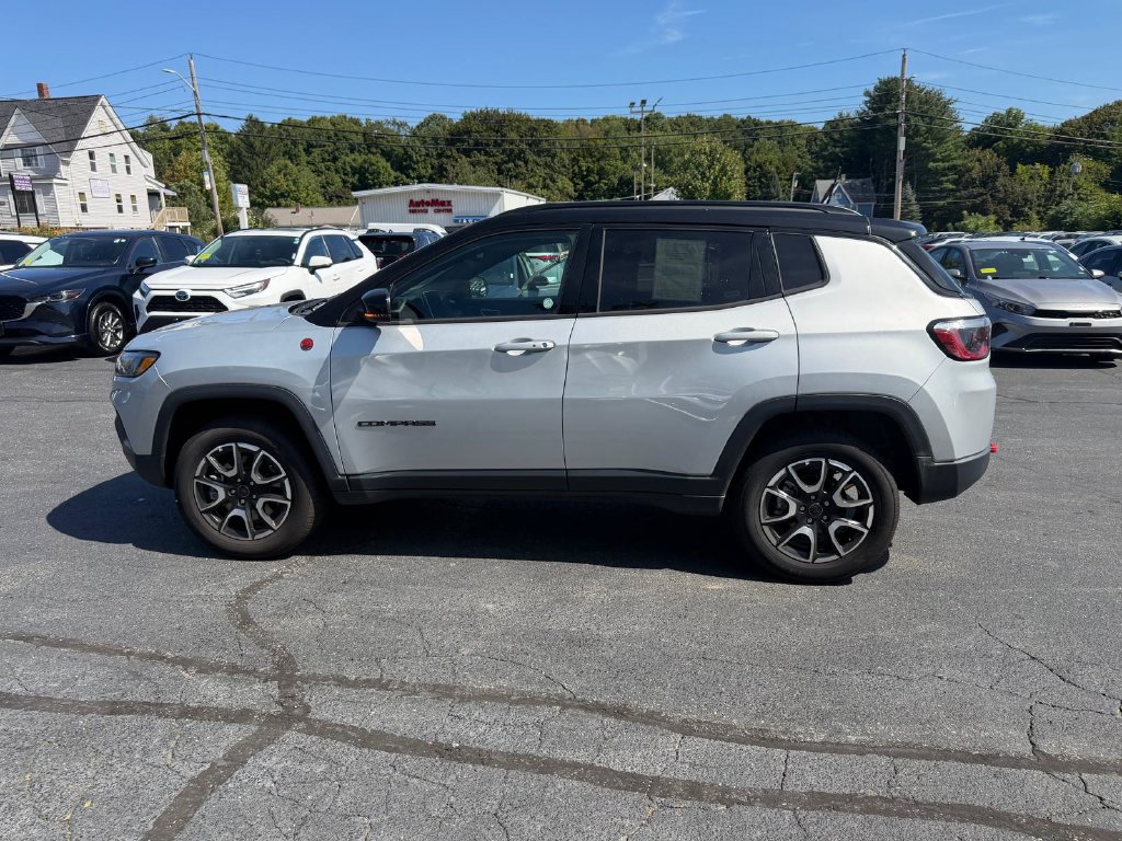 Used 2025 Jeep Compass Trailhawk AWD/4WD image 2