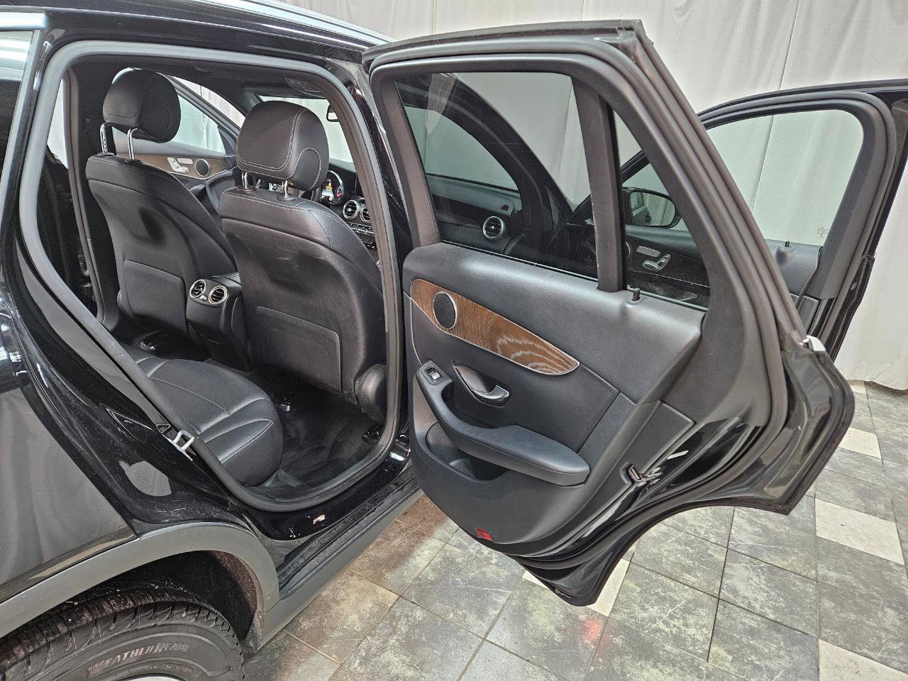 Used 2019 Mercedes-Benz GLC 300 4MATIC image 11