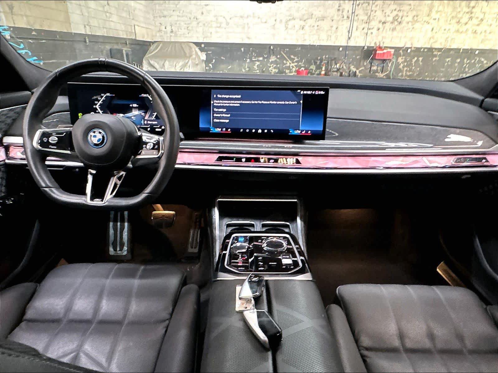 Used 2023 BMW i7 xDrive60 w/ Executive Package 2 AWD/4WD image 17