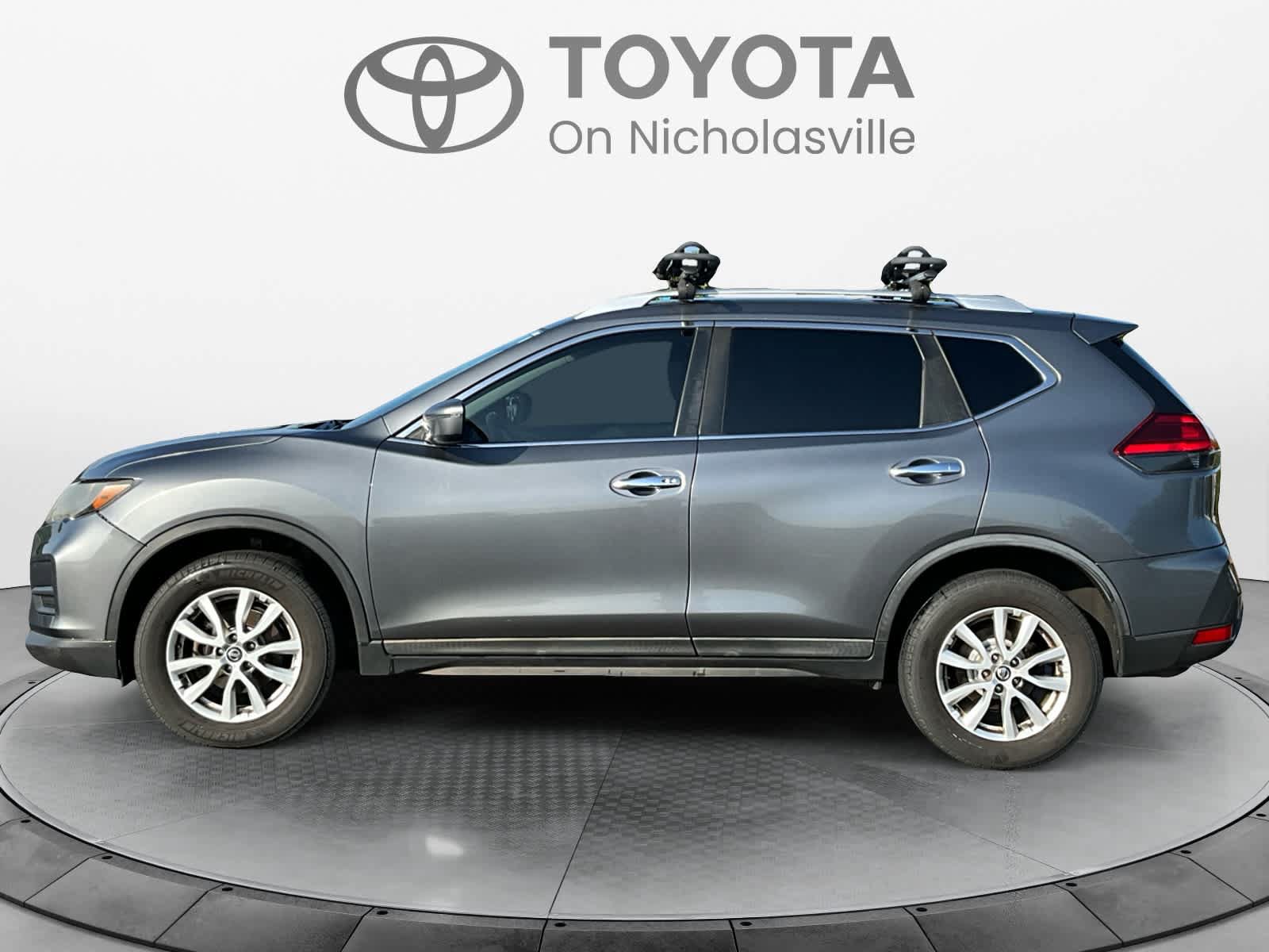Used 2017 Nissan Rogue SV AWD/4WD image 2