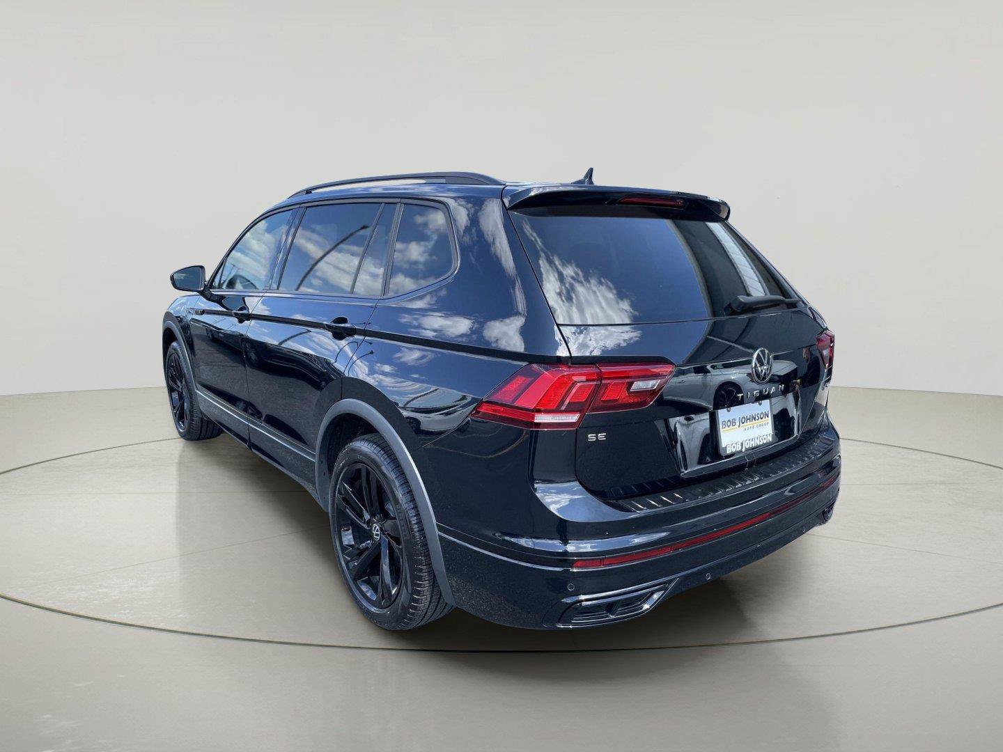 Used 2024 Volkswagen Tiguan SE R-Line AWD/4WD image 5