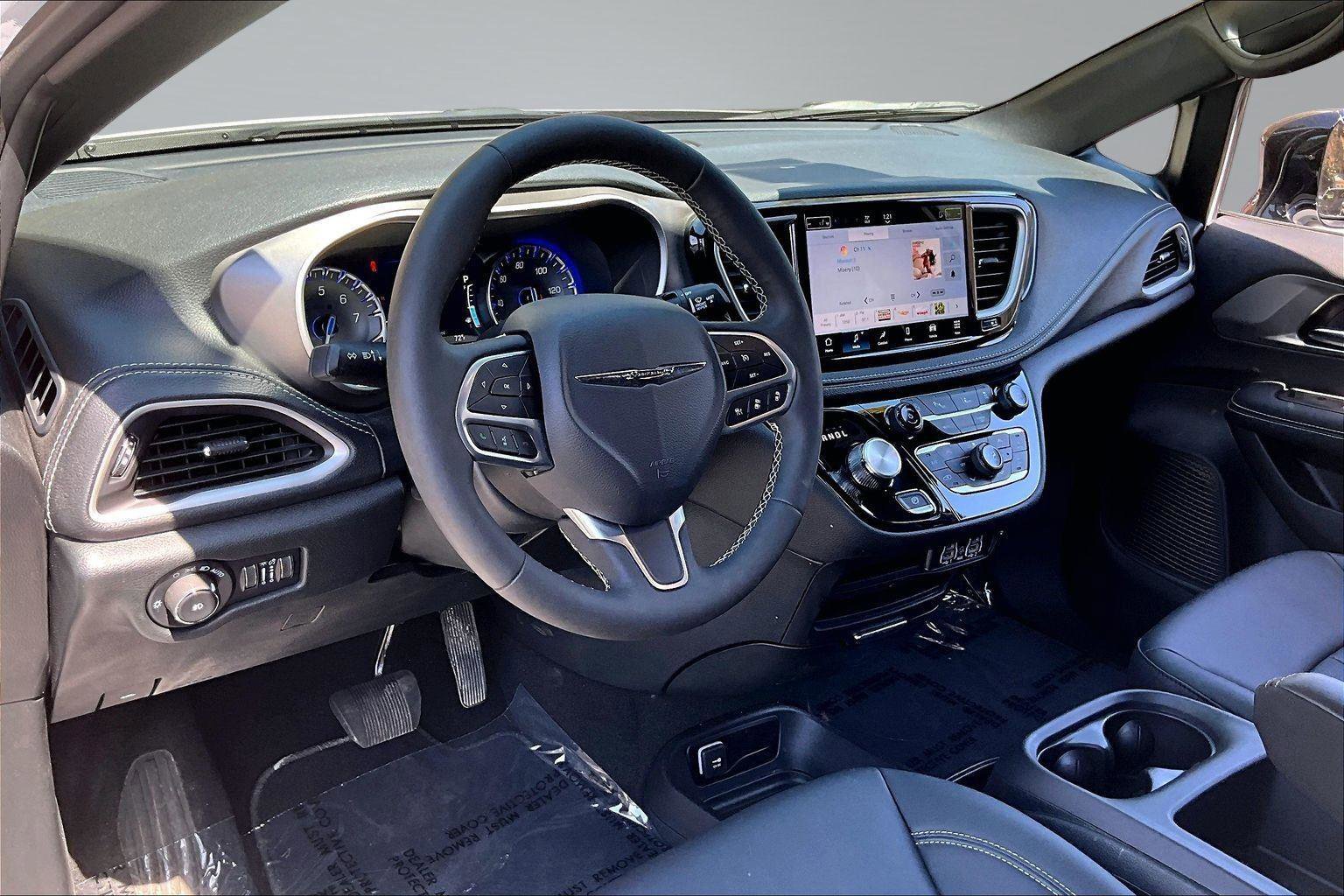 Used 2025 Chrysler Pacifica Select image 15
