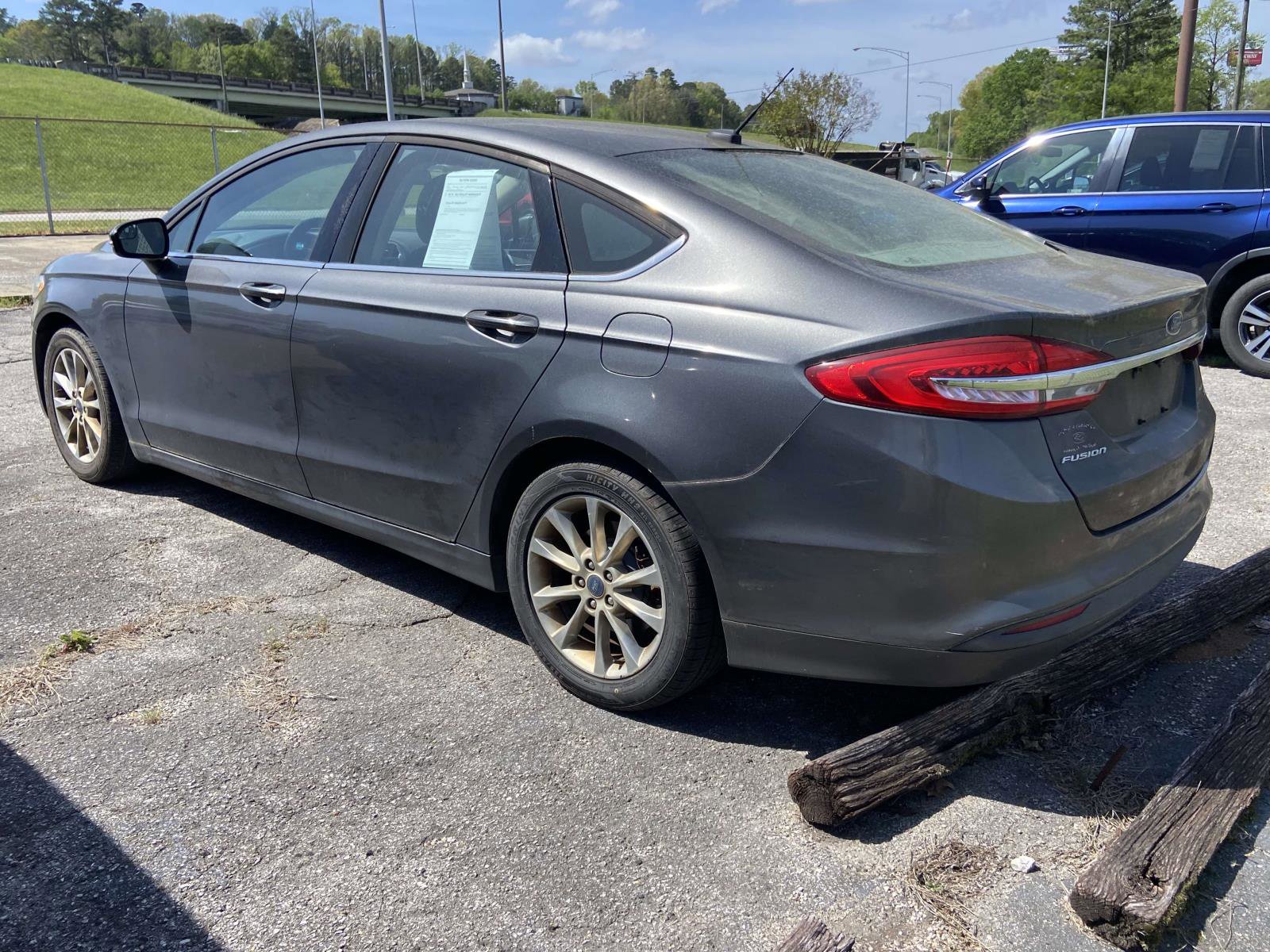 Used 2017 Ford Fusion SE image 3