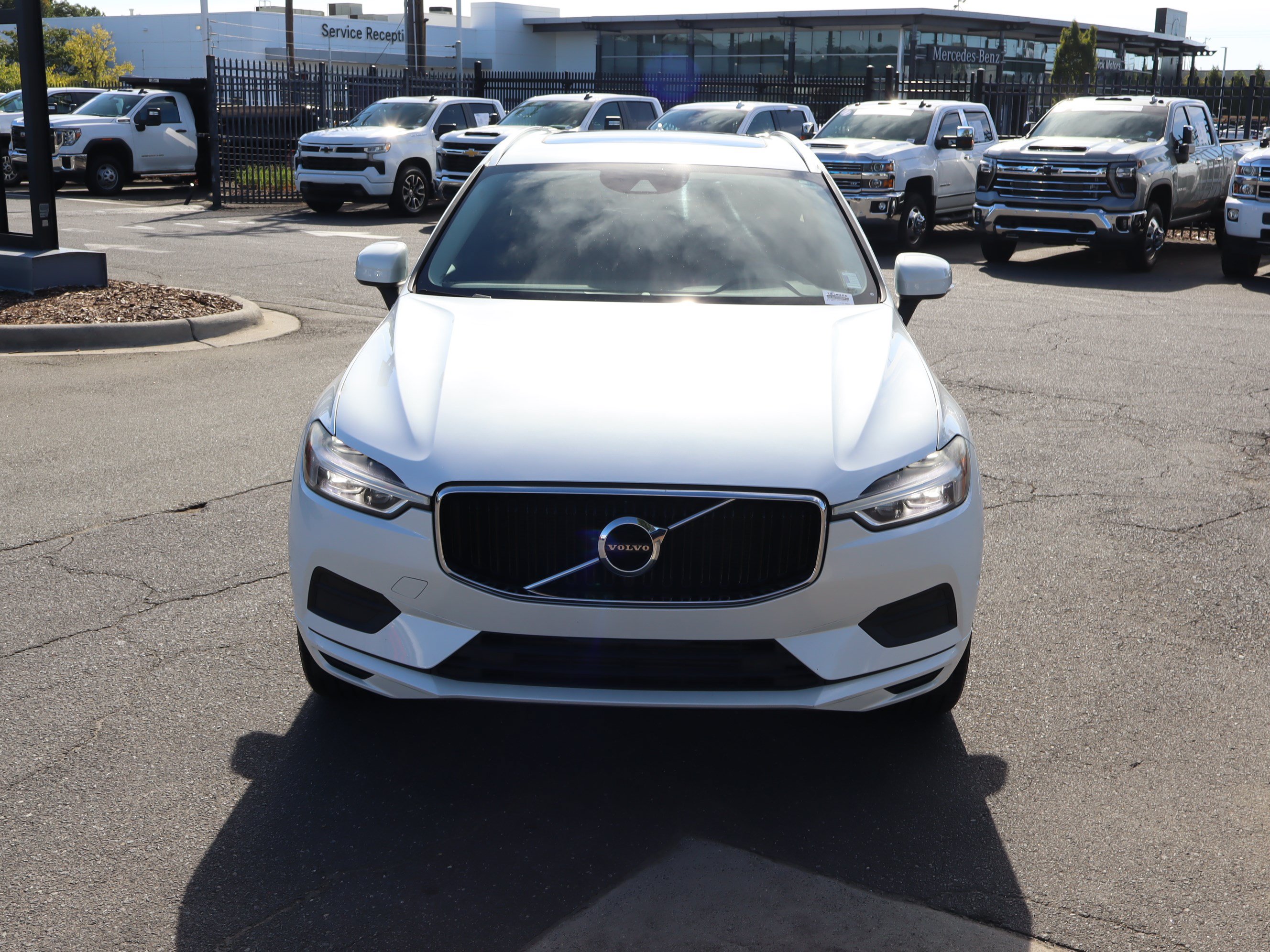 Used 2018 Volvo XC60 T6 Momentum w/ Vision Package AWD/4WD image 3