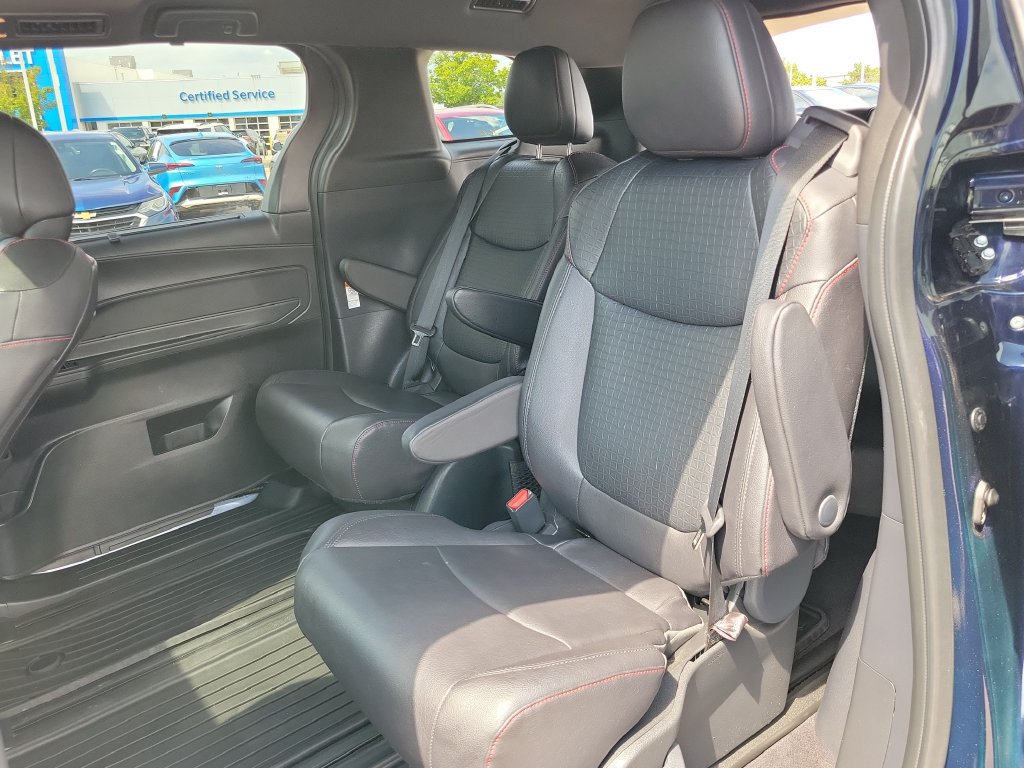 Used 2025 Toyota Sienna XSE FWD image 31