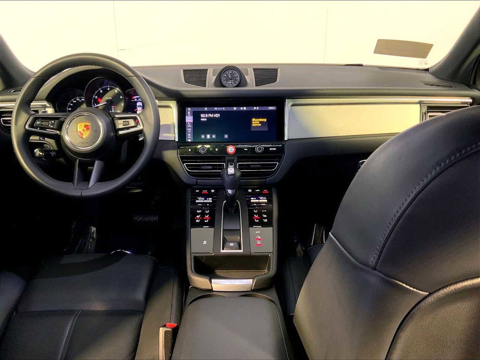 Certified 2025 Porsche Macan image 14