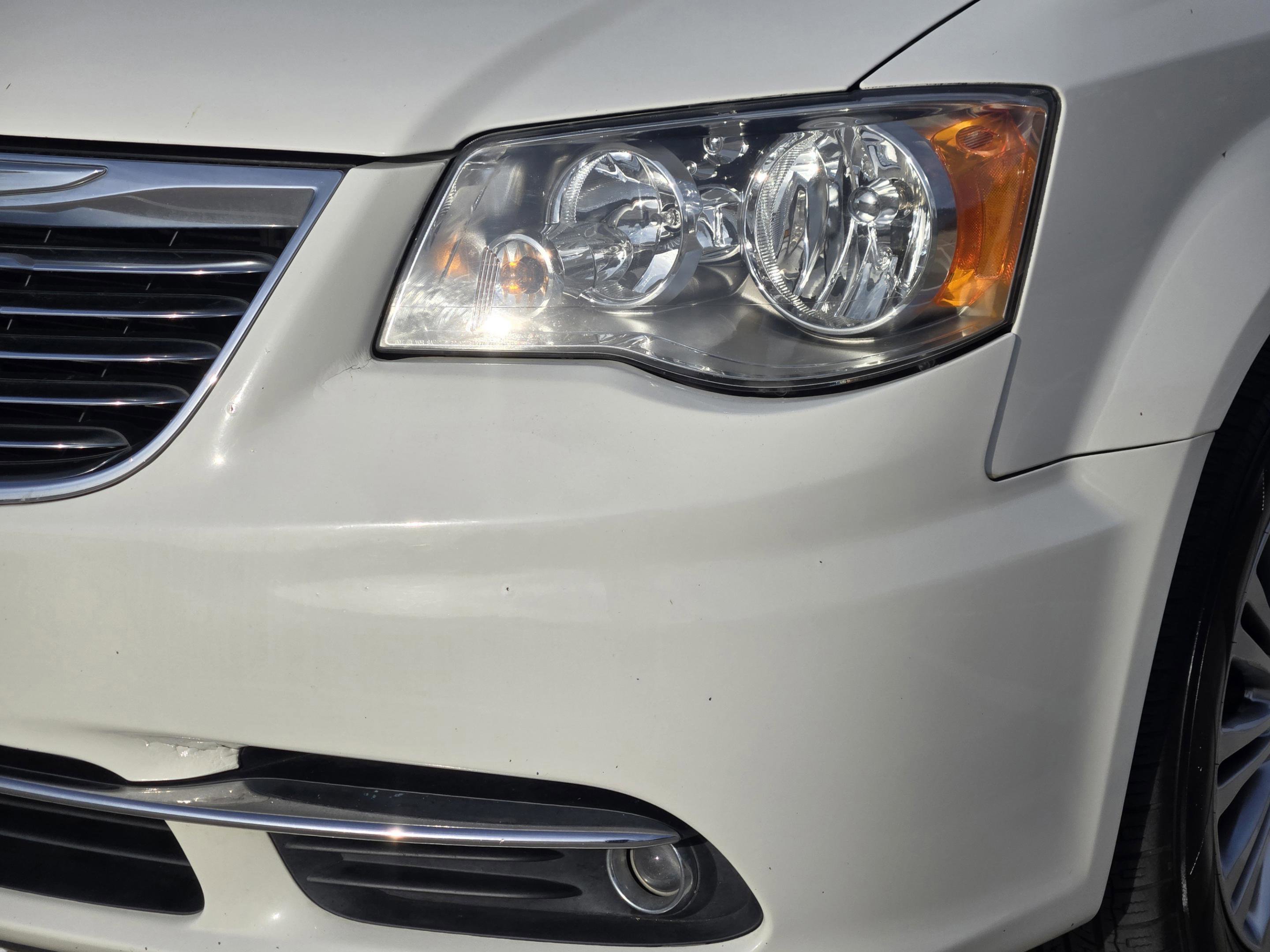 Used 2013 Chrysler Town & Country Touring-L w/ Driver Convenience Group FWD image 28