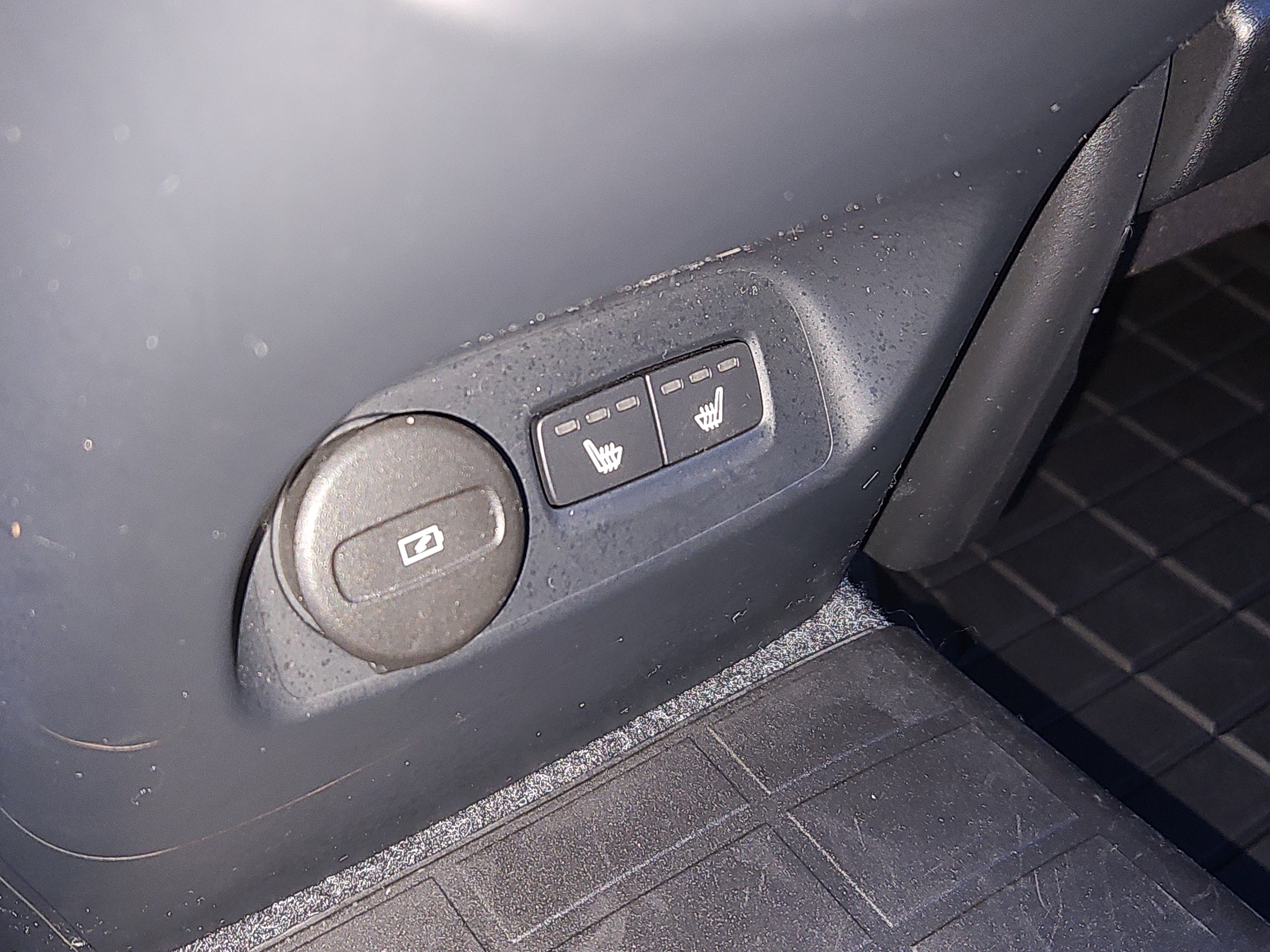 Used 2025 Volvo XC40 B5 Ultra w/ Climate Package image 15