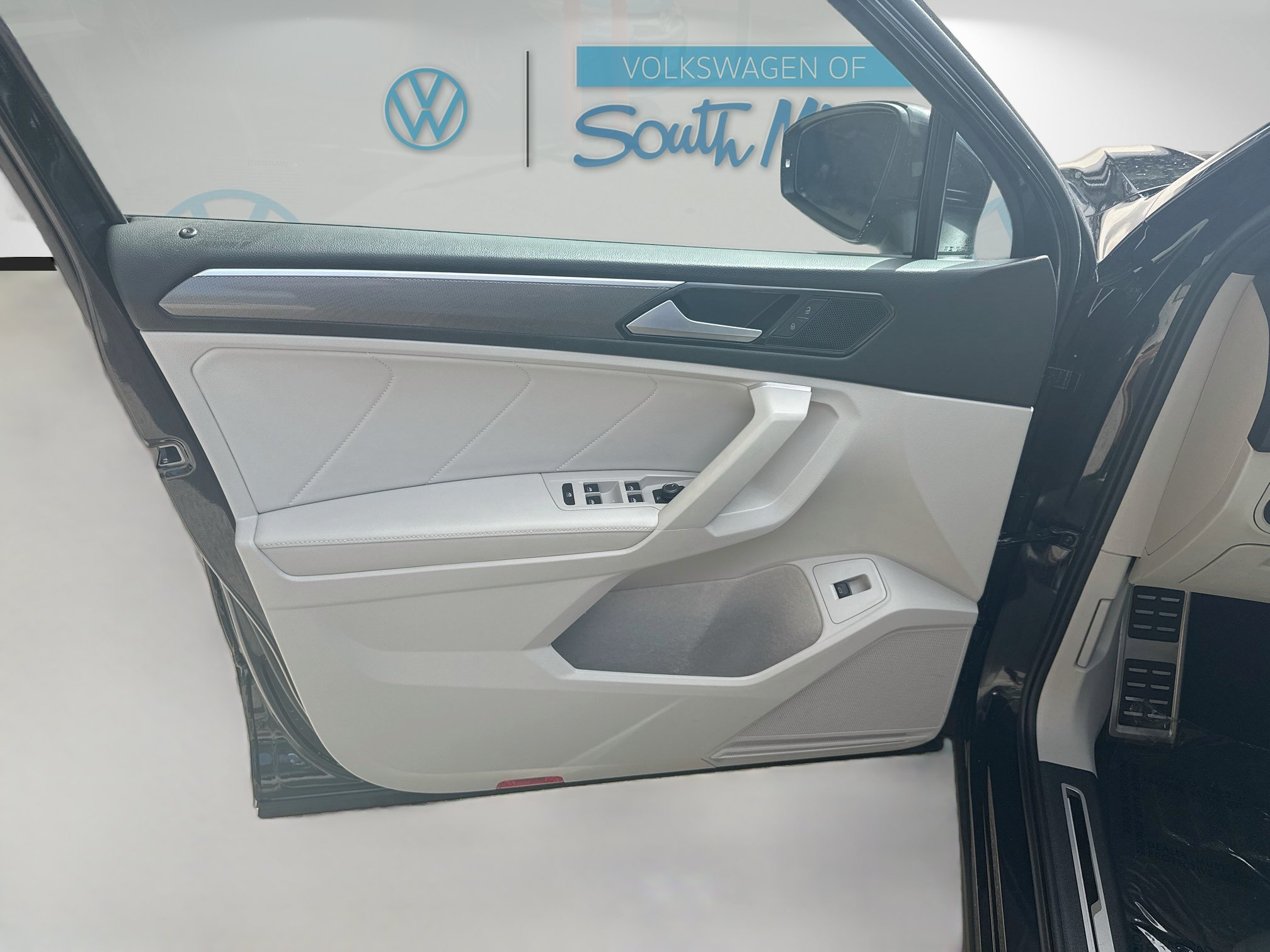 Used 2024 Volkswagen Tiguan SE R-Line FWD image 19