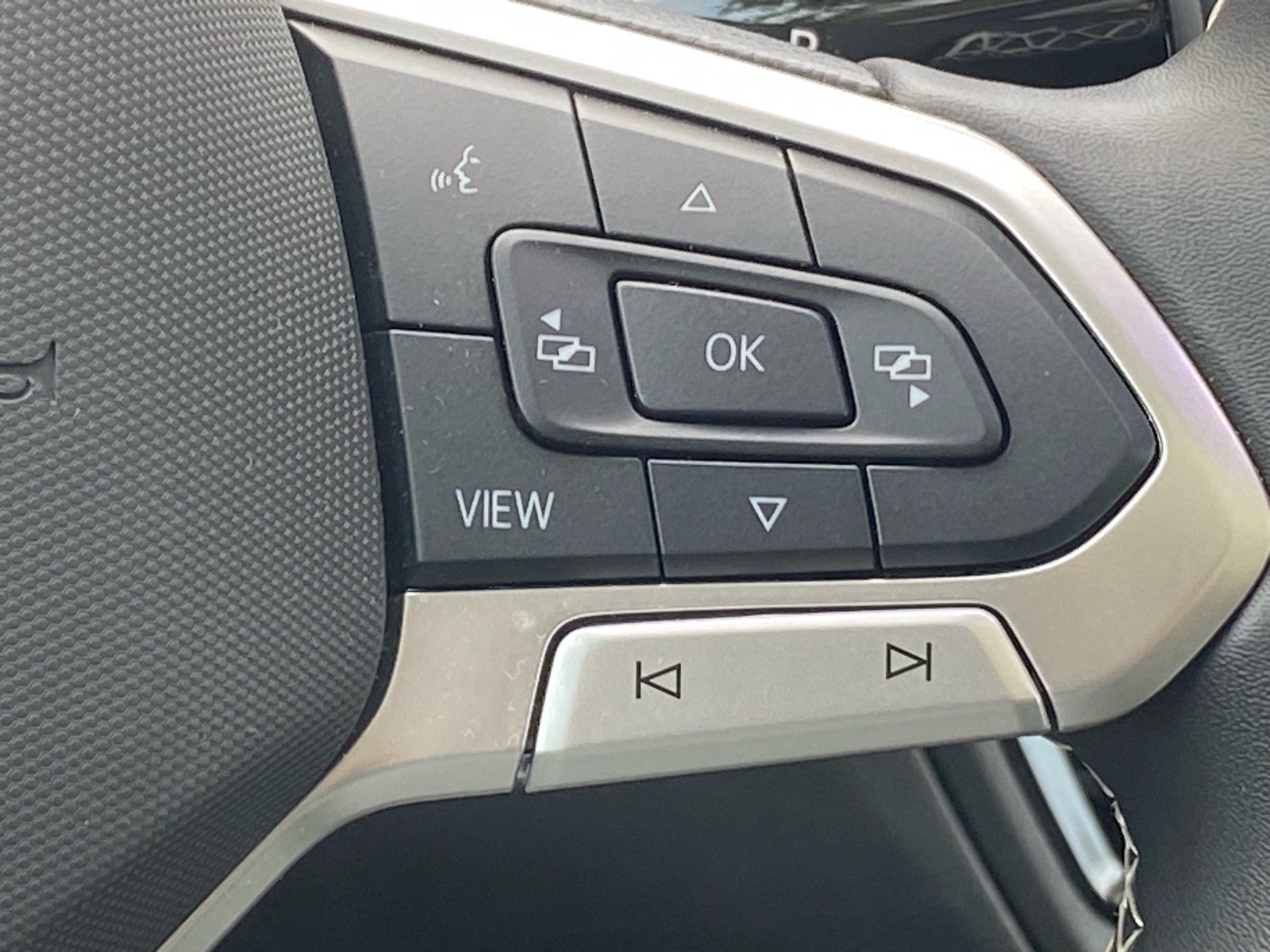 Used 2025 Volkswagen Tiguan SE AWD/4WD image 6