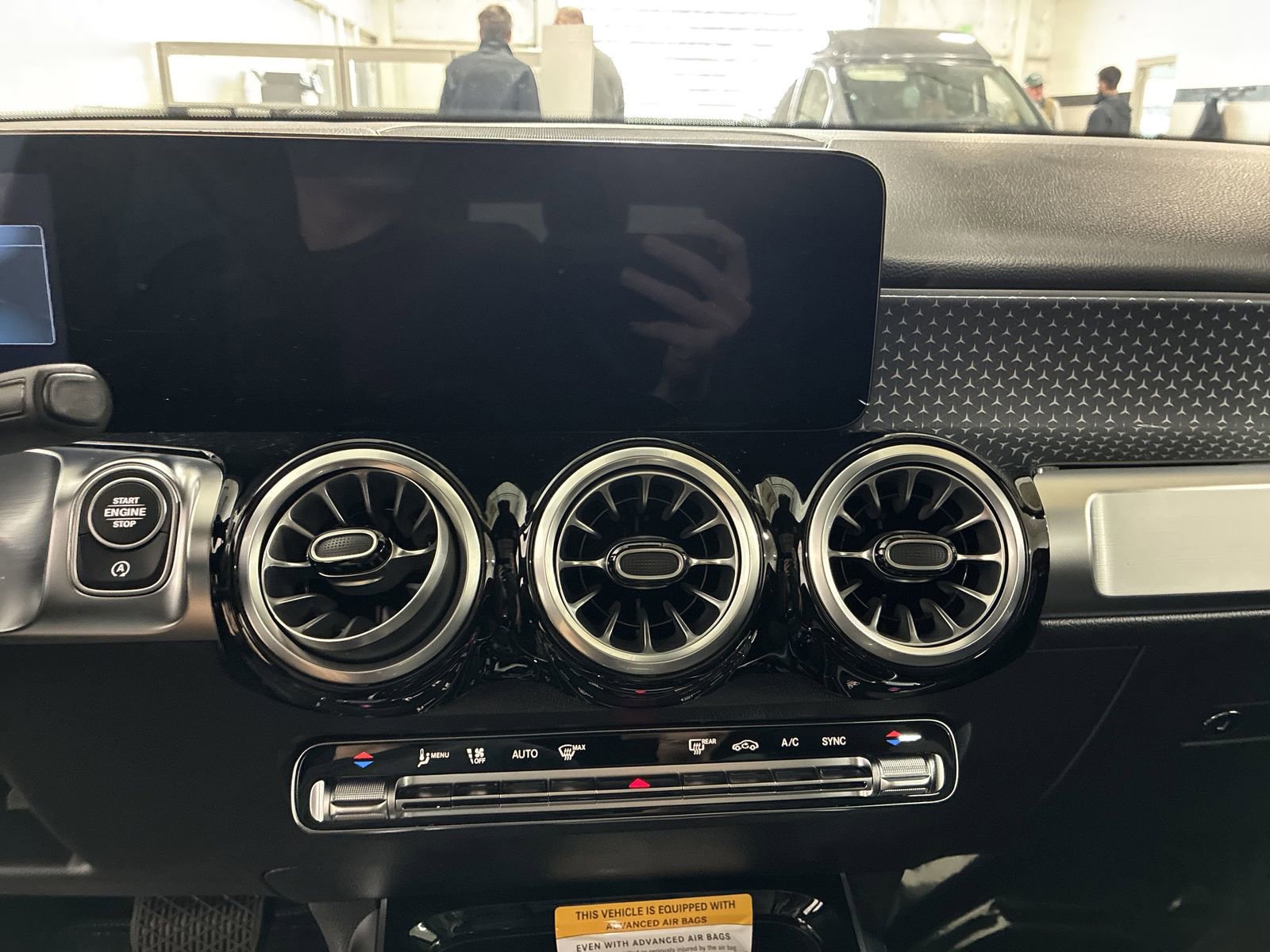 New 2025 Mercedes-Benz GLB 250 4MATIC image 9