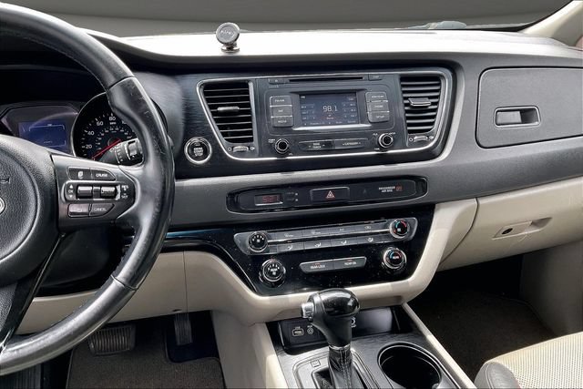 Used 2017 Kia Sedona LX w/ LX Essentials Premium Package FWD image 6