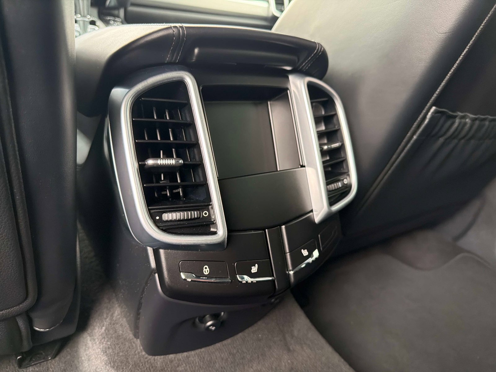 Used 2015 Porsche Cayenne Turbo AWD/4WD image 33